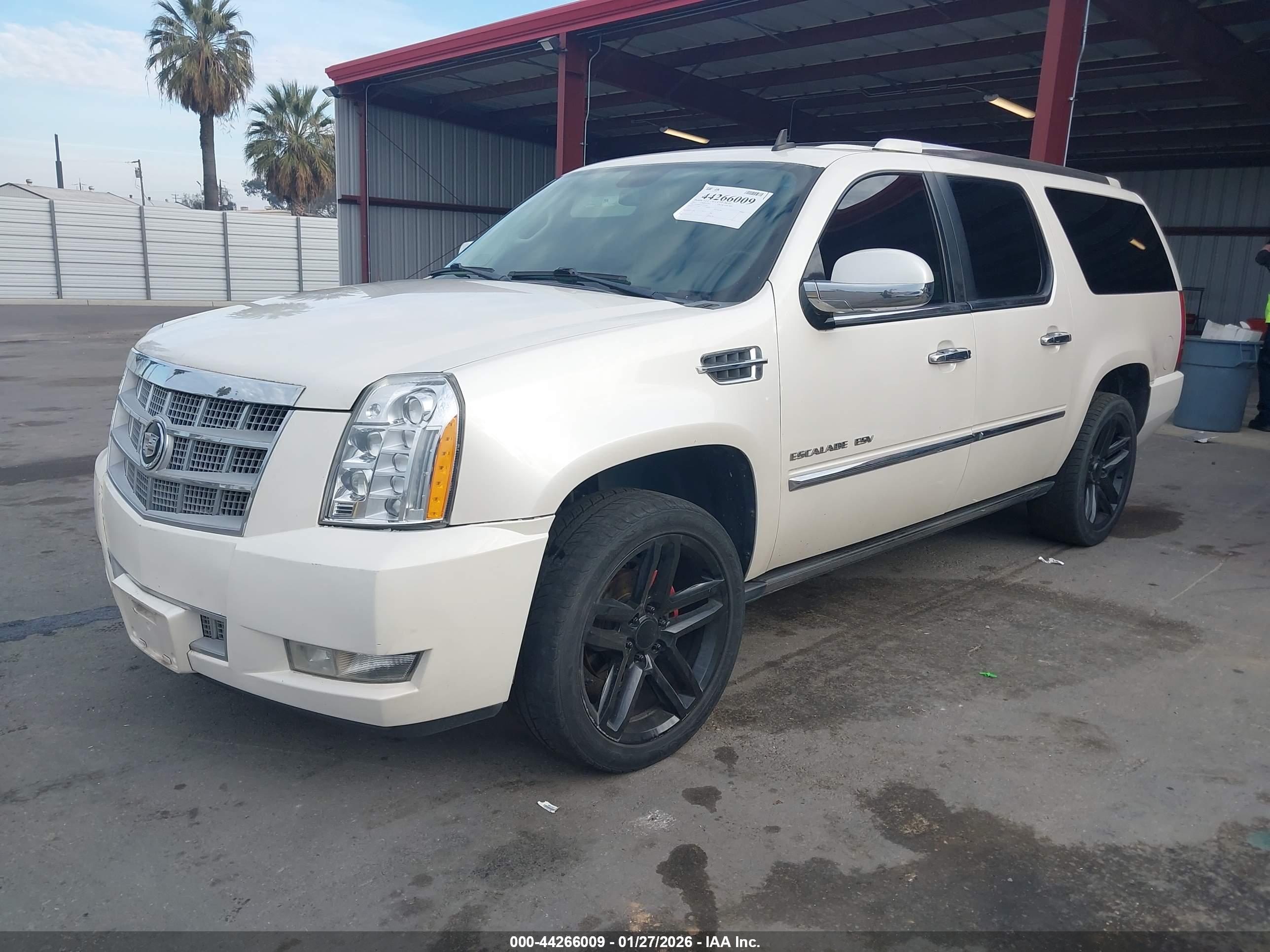 CADILLAC ESCALADE image 2