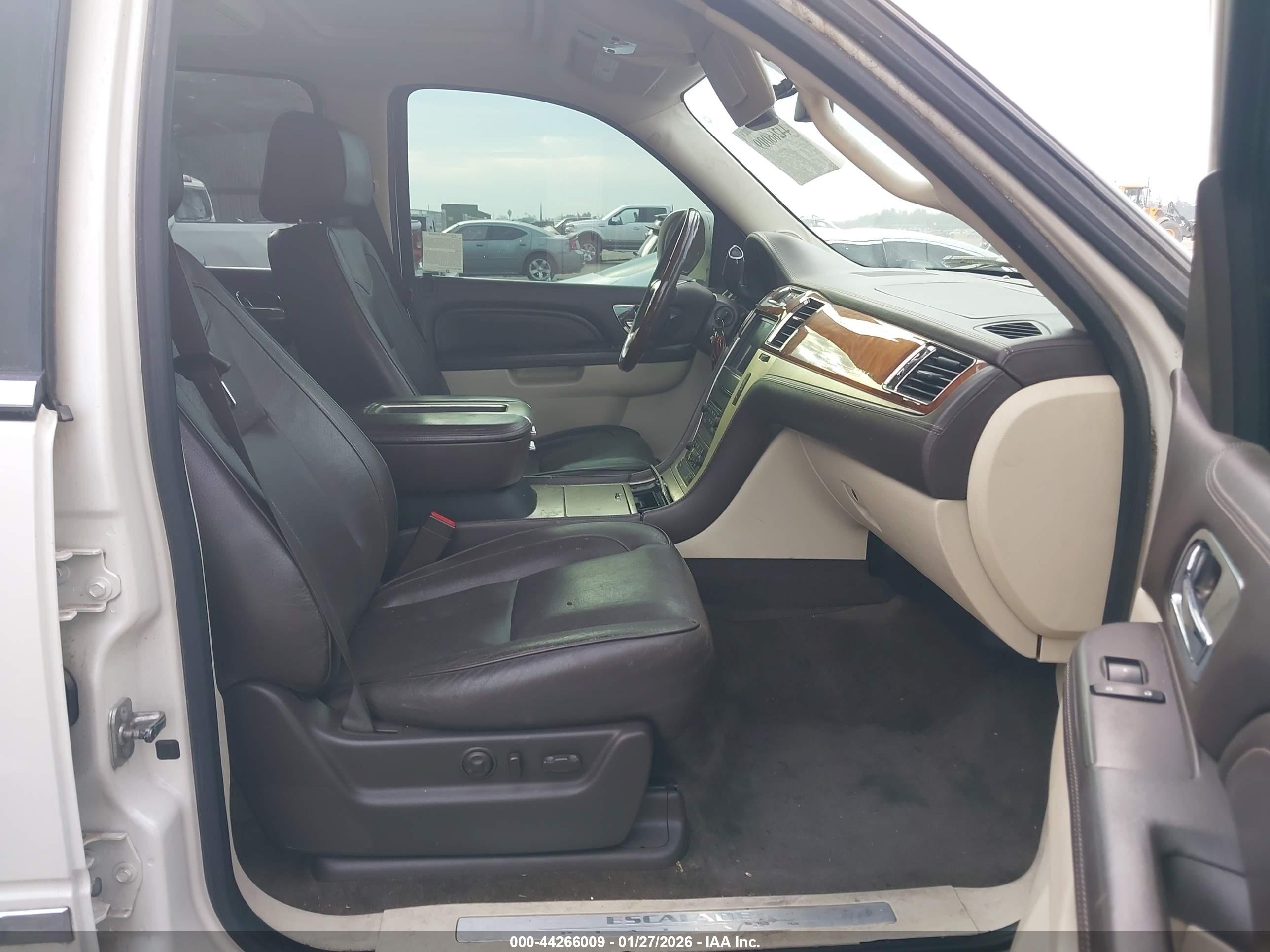 CADILLAC ESCALADE image 5