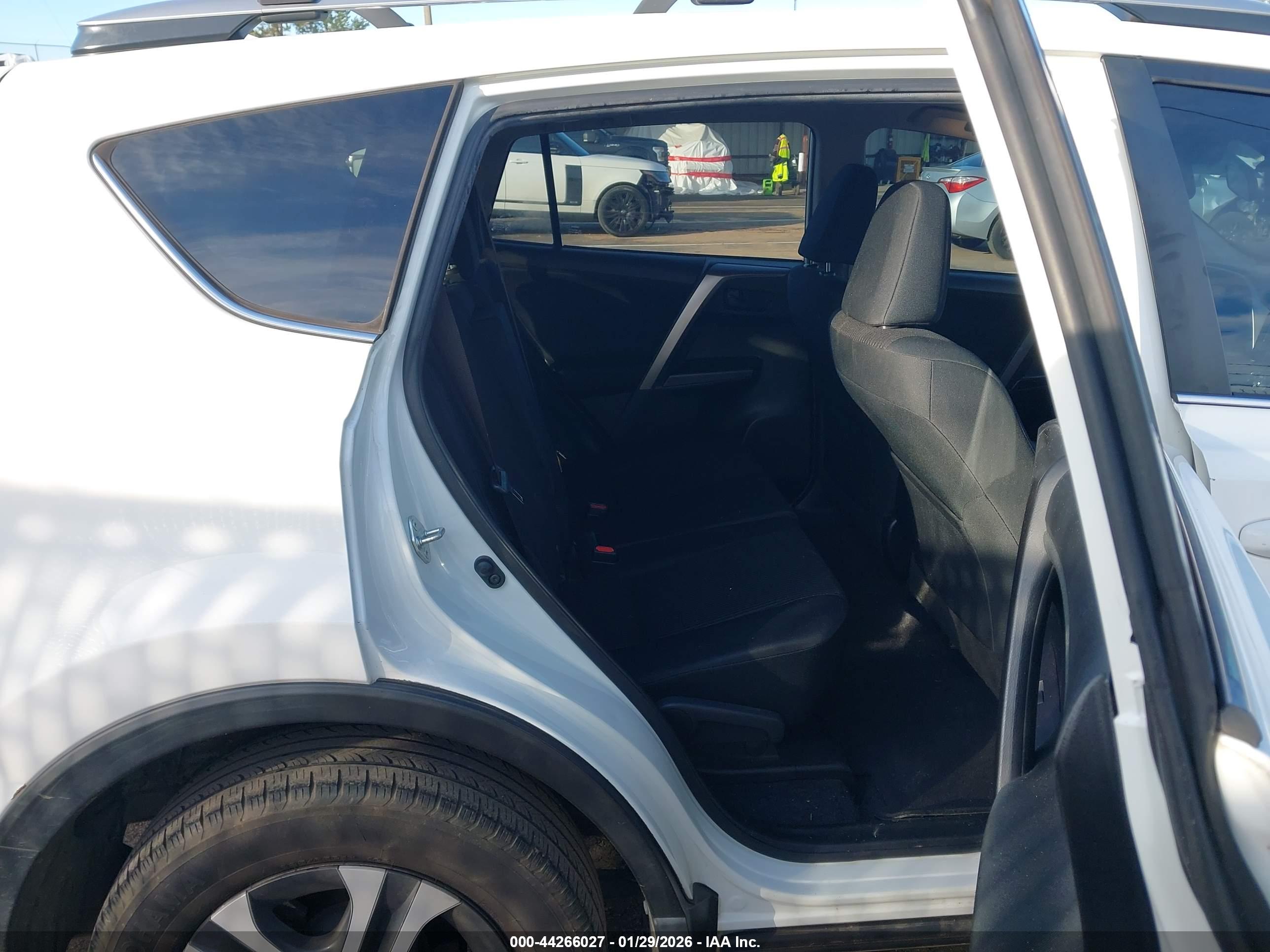 TOYOTA RAV4 image 8