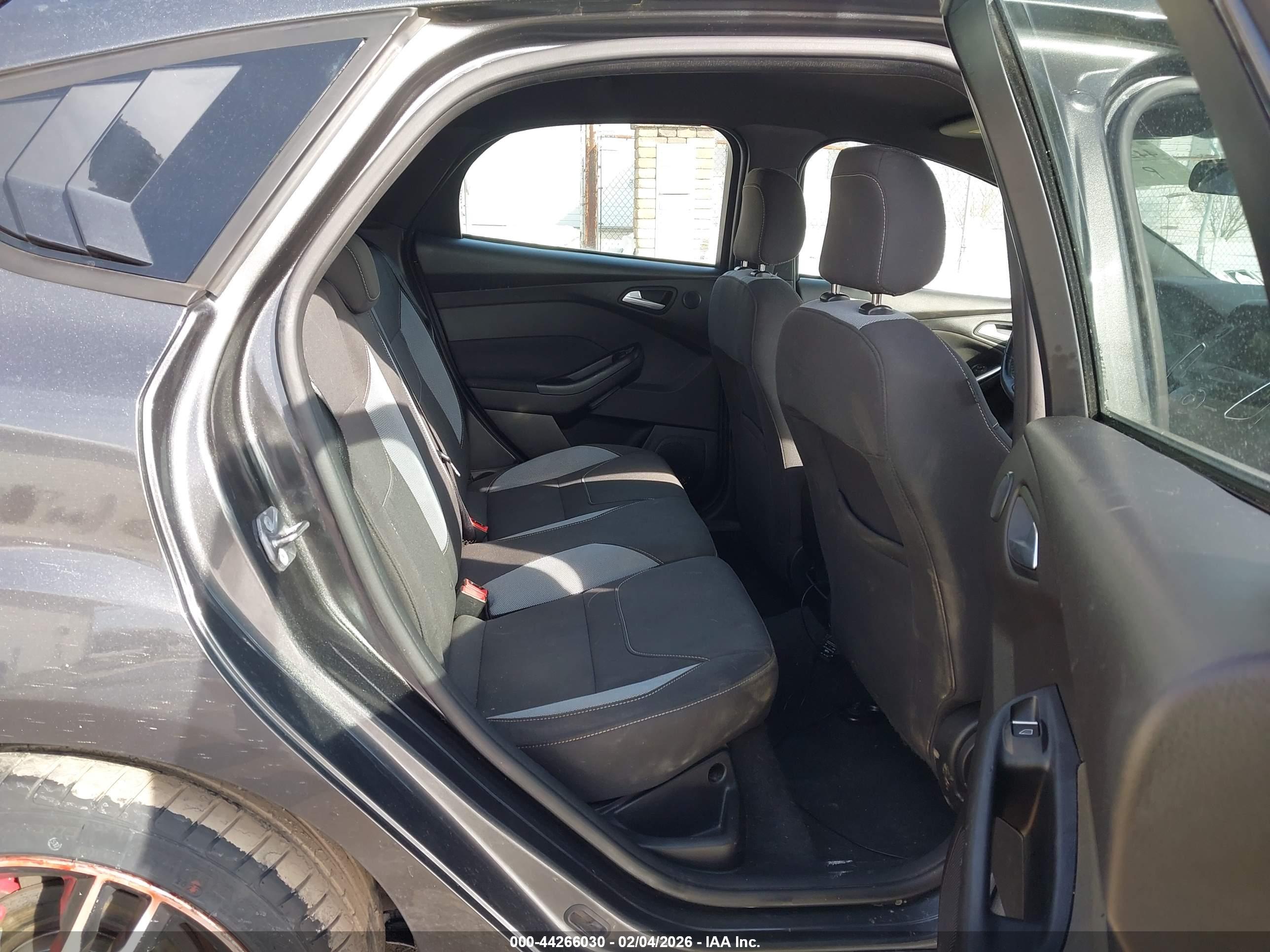 FORD FOCUS image 8