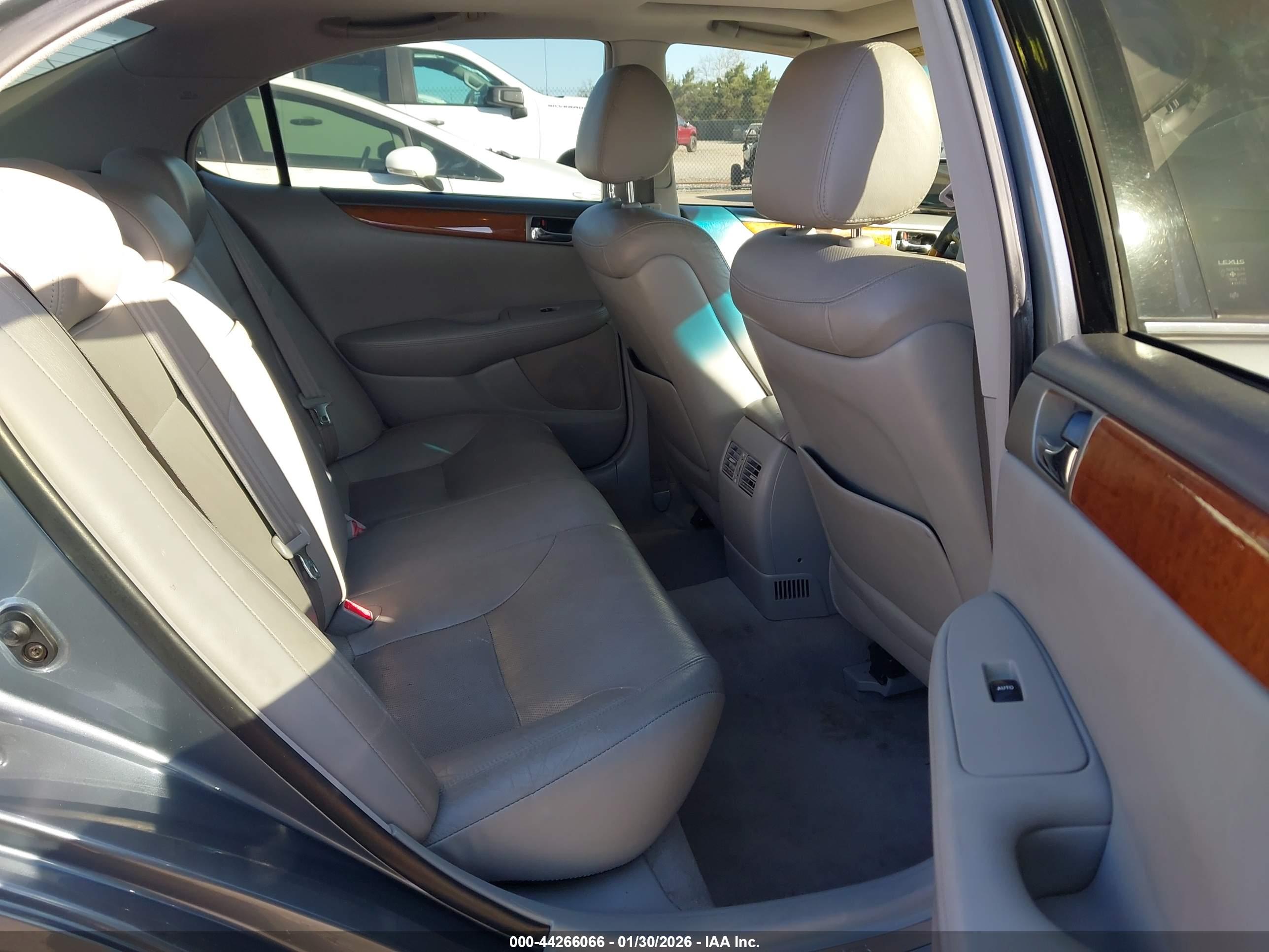 LEXUS ES image 8