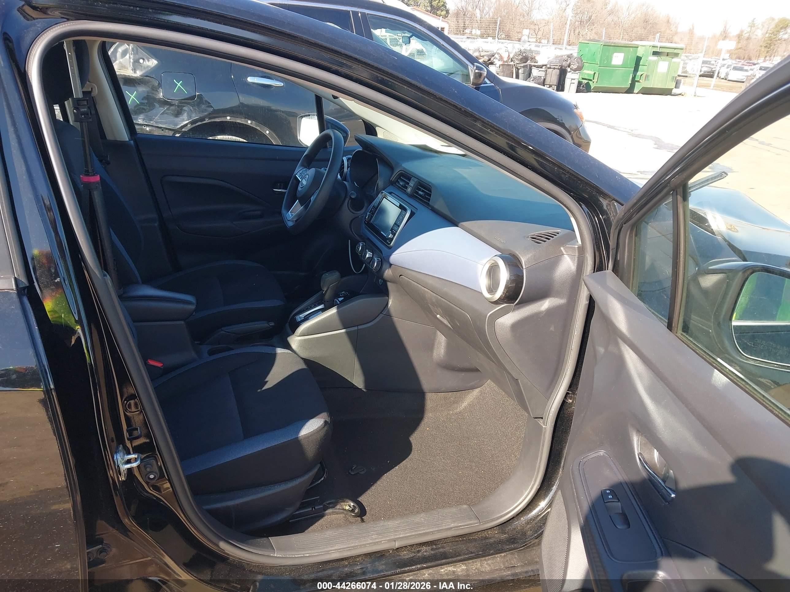 NISSAN VERSA image 5