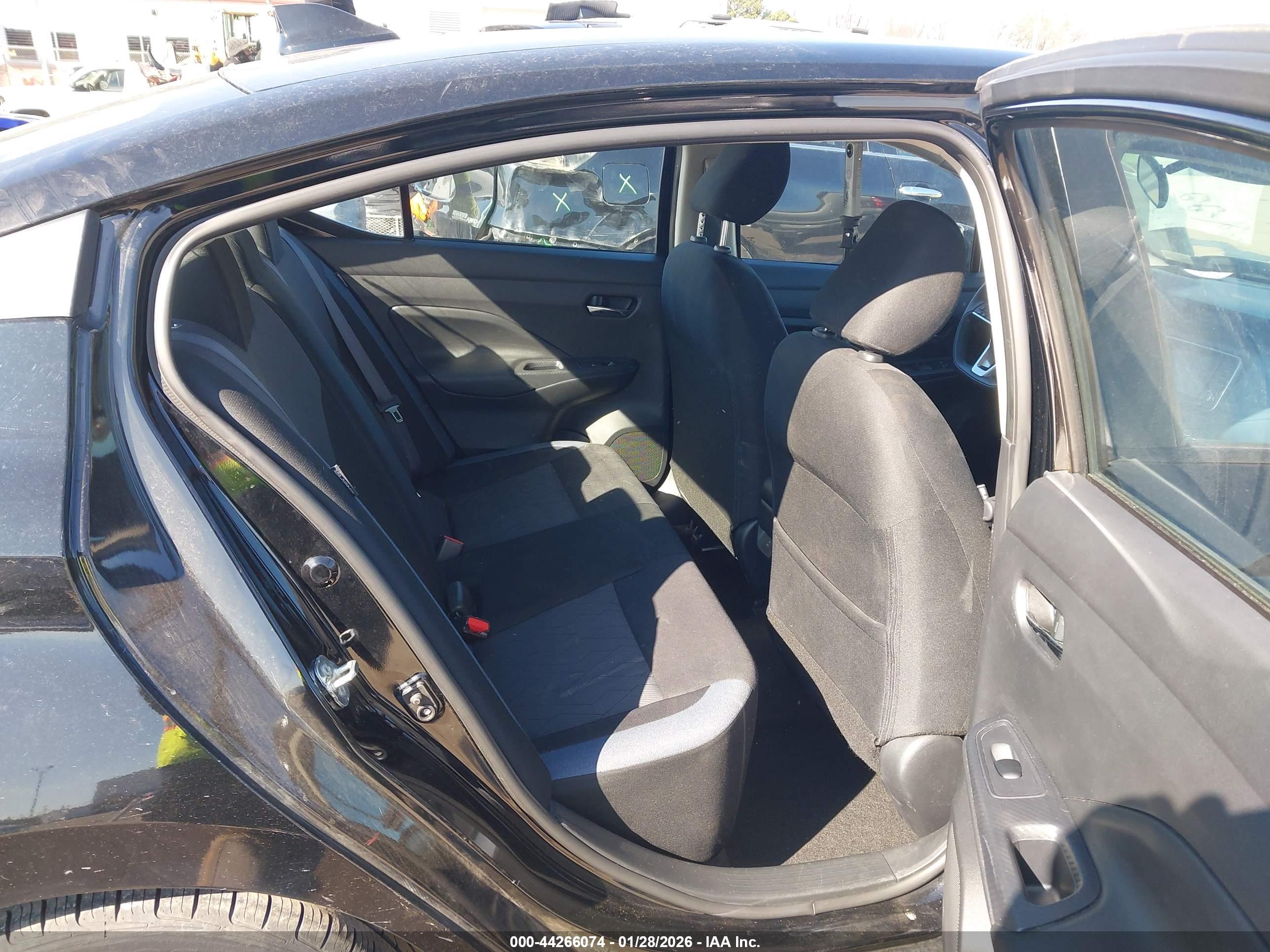 NISSAN VERSA image 8