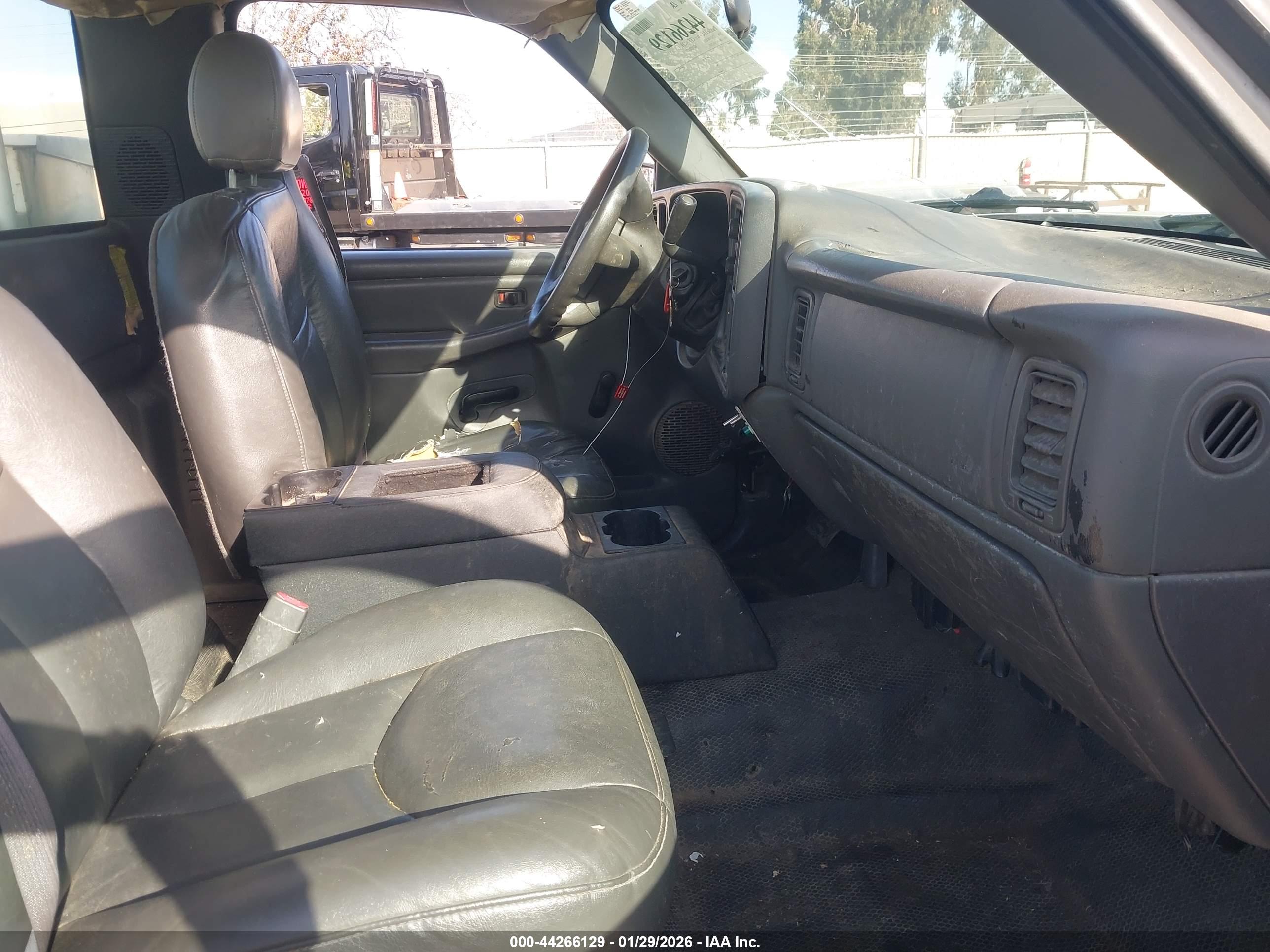 CHEVROLET SILVERADO image 5