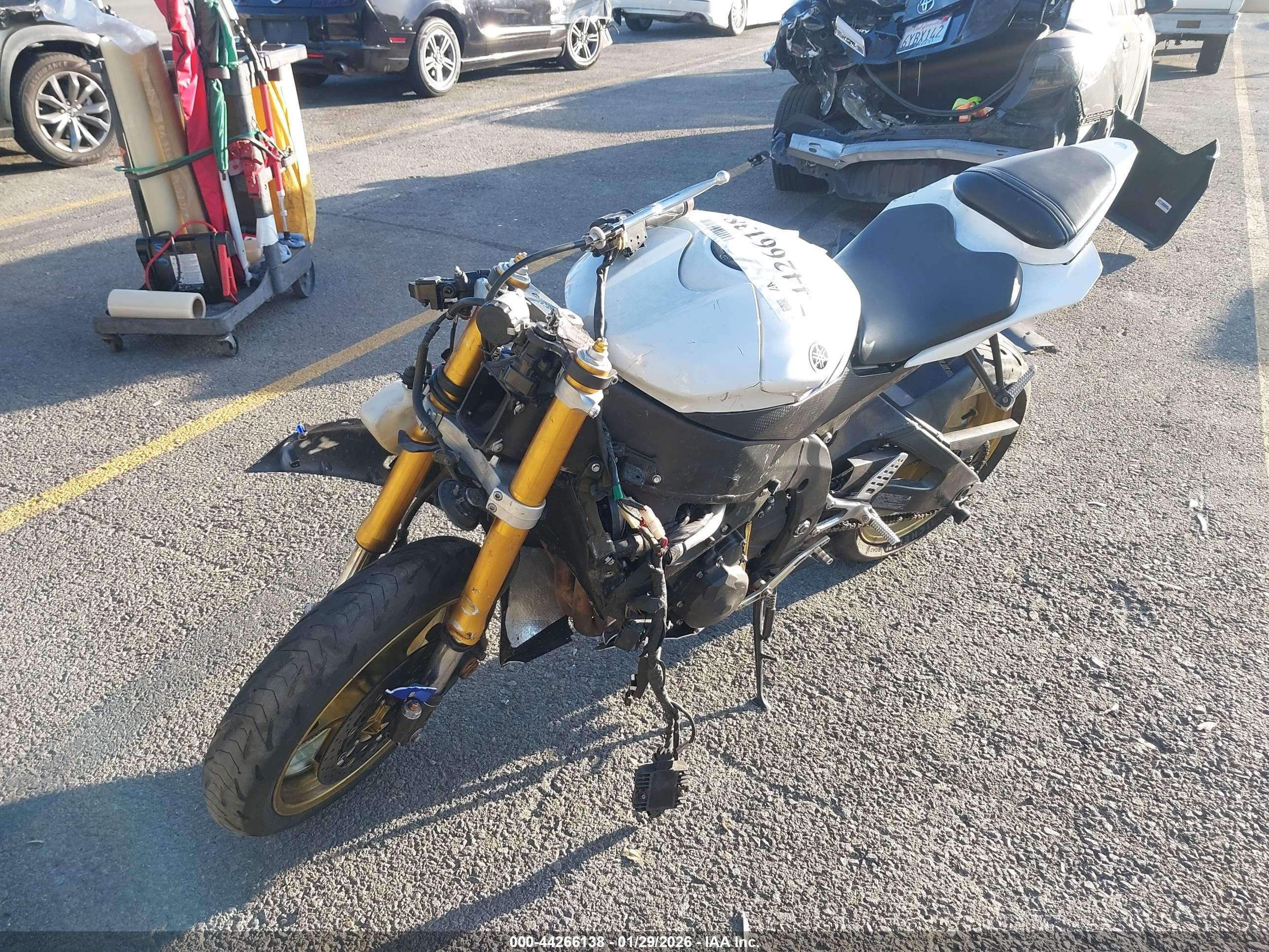 YAMAHA YZFR6 image 2