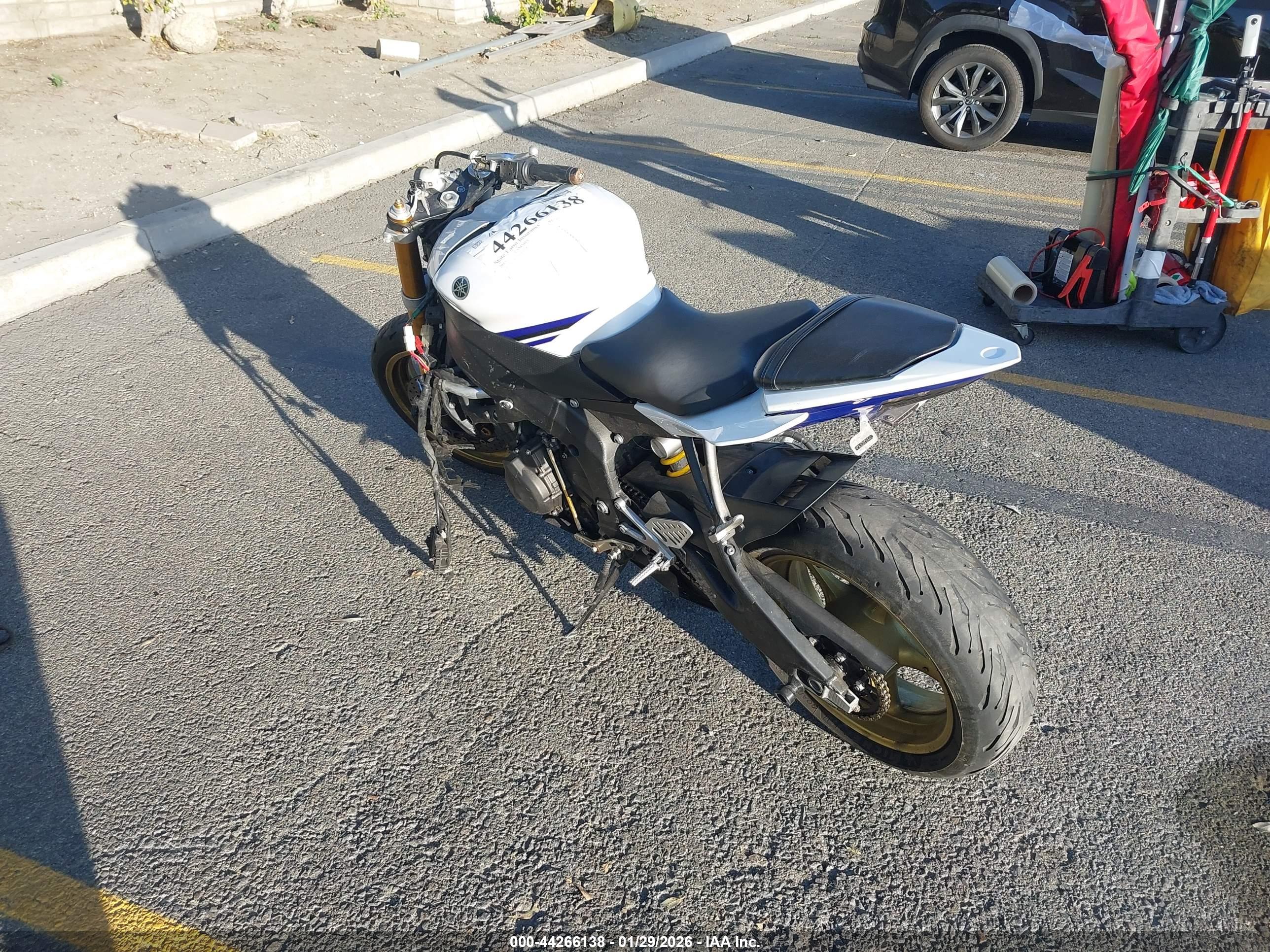 YAMAHA YZFR6 image 3
