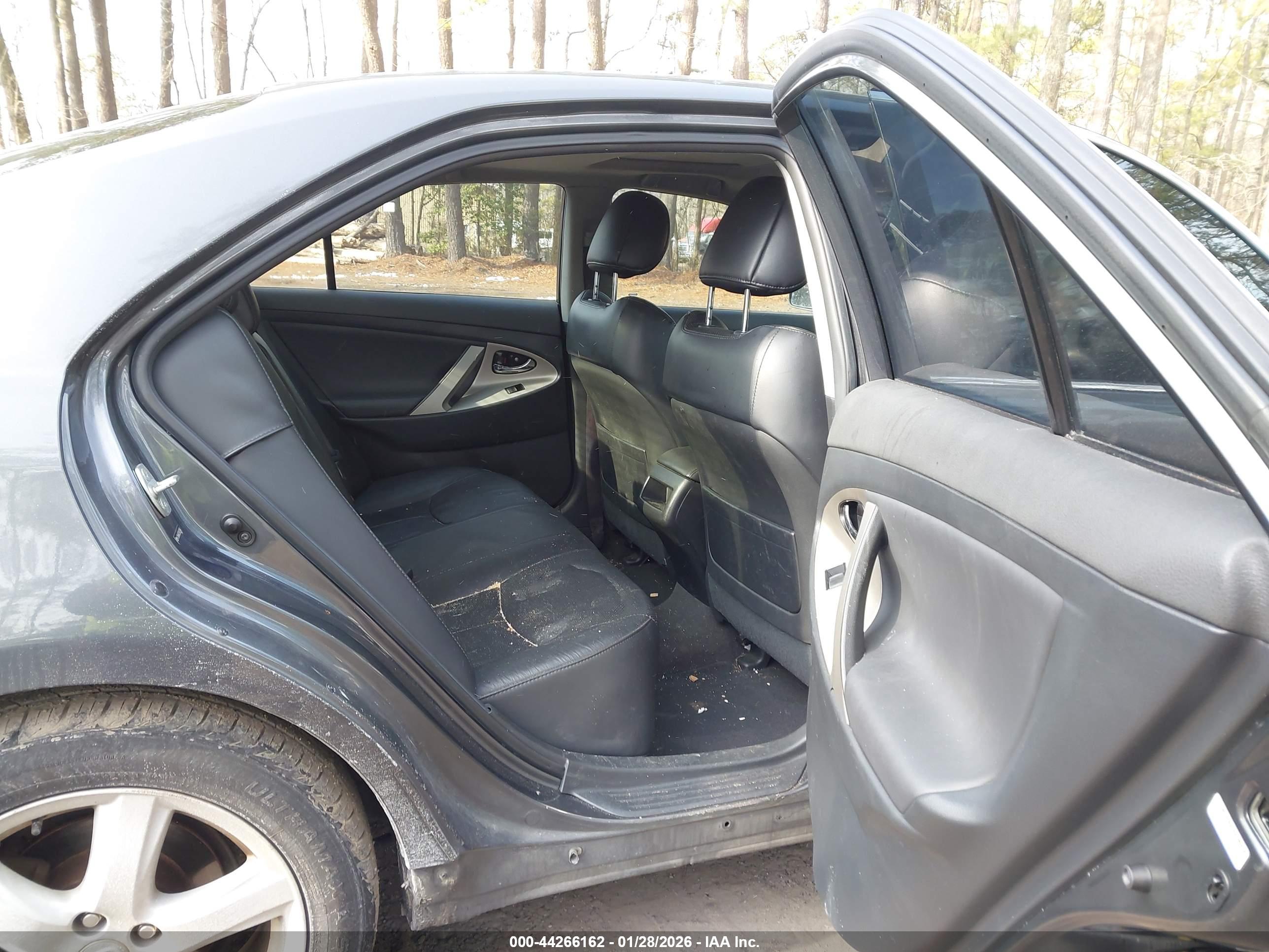 TOYOTA CAMRY image 8