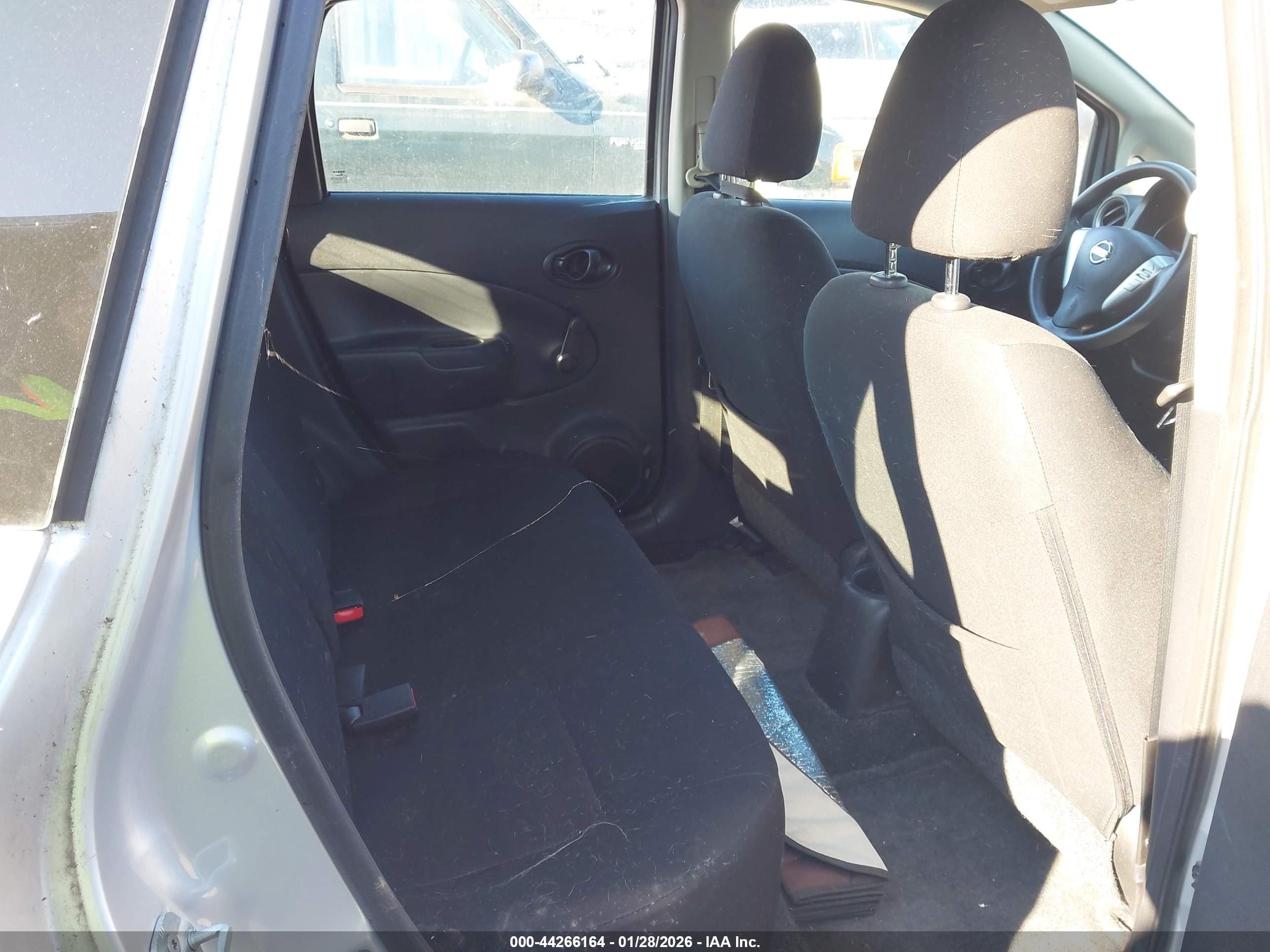 NISSAN VERSA image 8