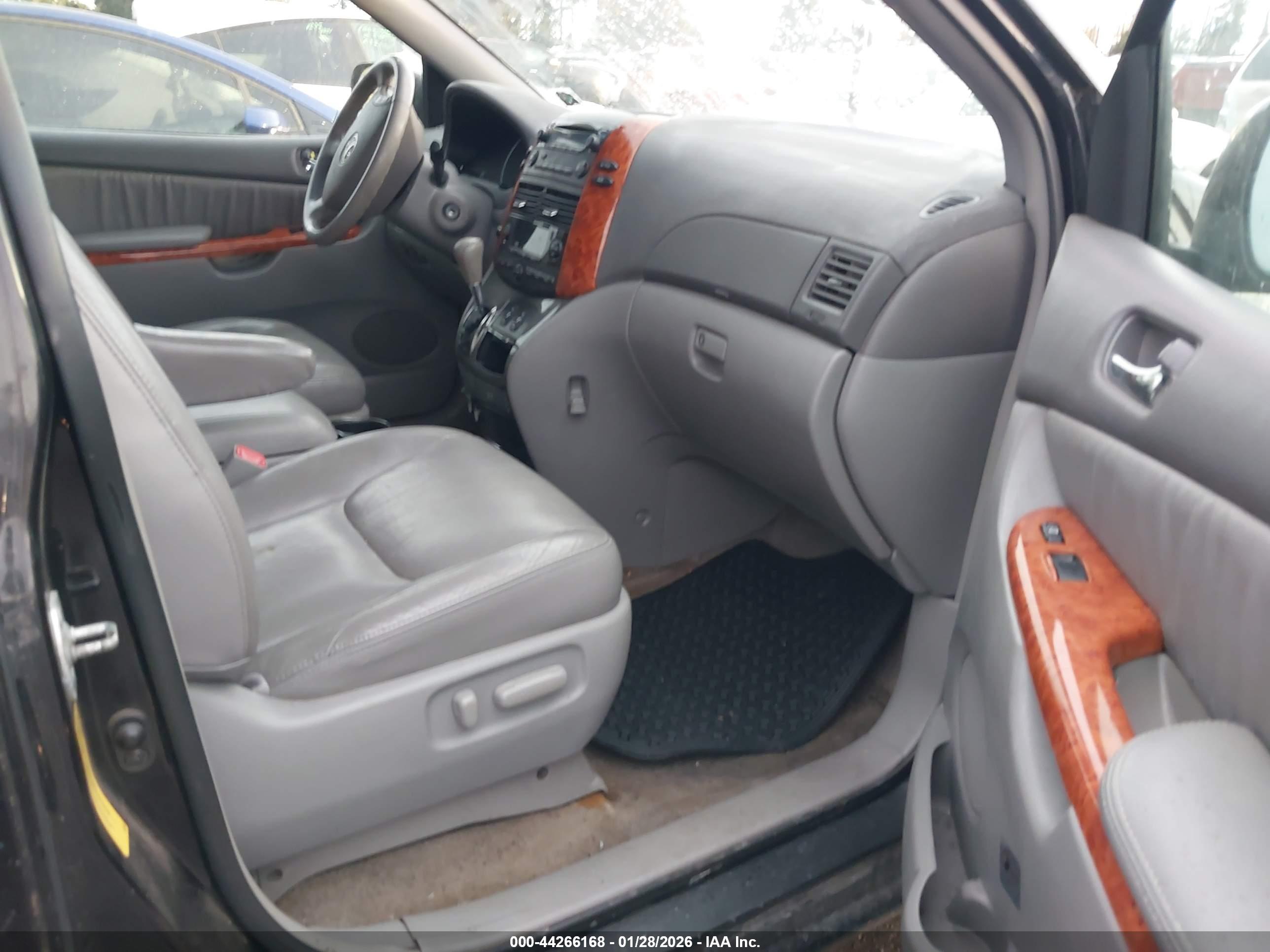 TOYOTA SIENNA image 5