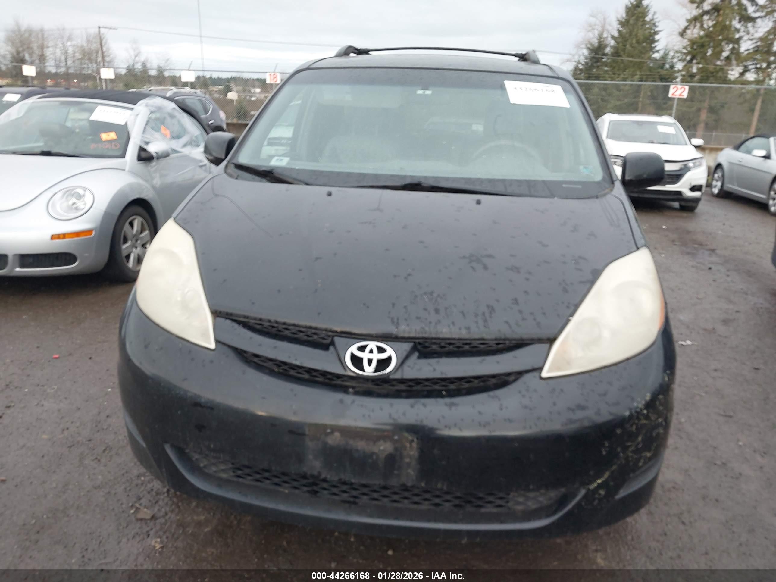 TOYOTA SIENNA image 6