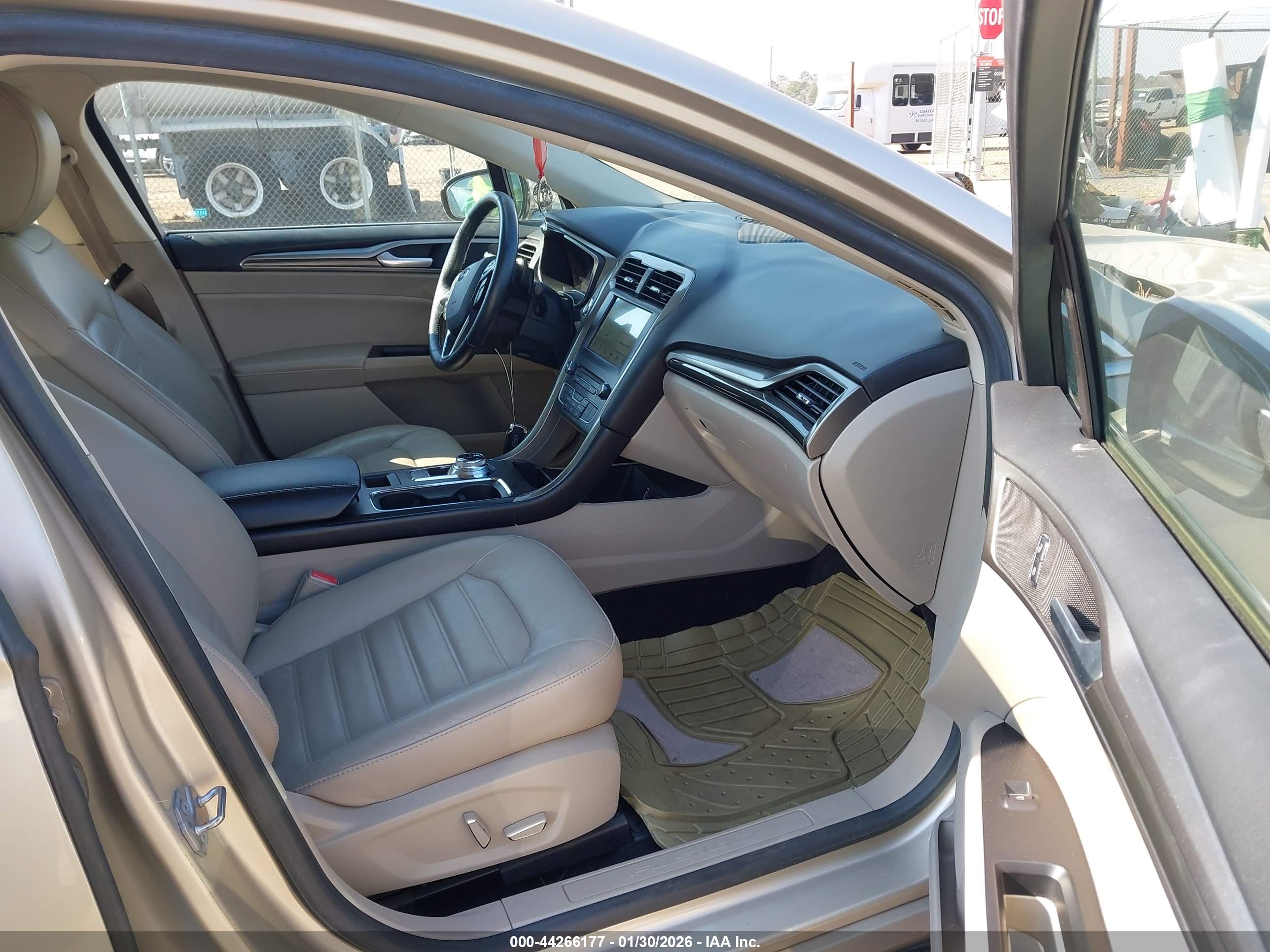 FORD FUSION image 5