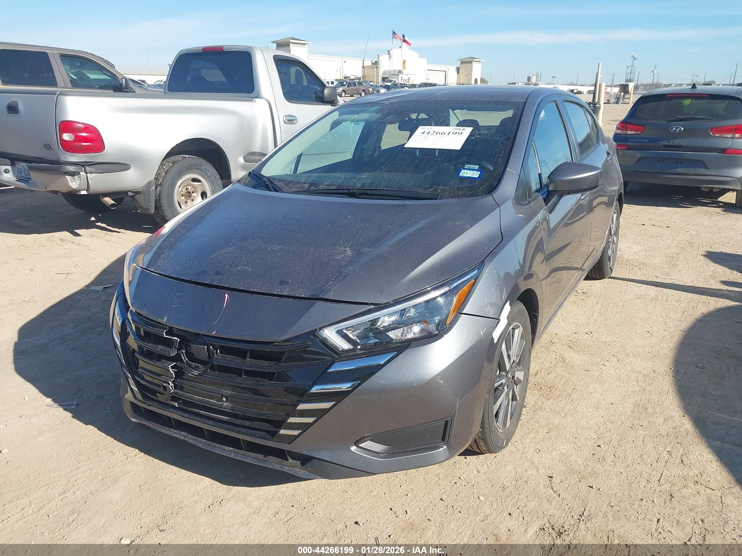 NISSAN VERSA image 2