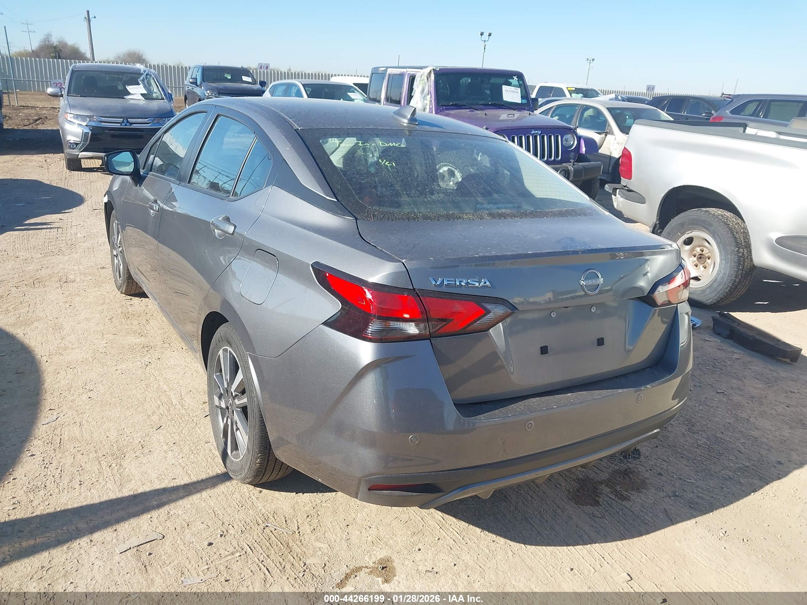 NISSAN VERSA image 3