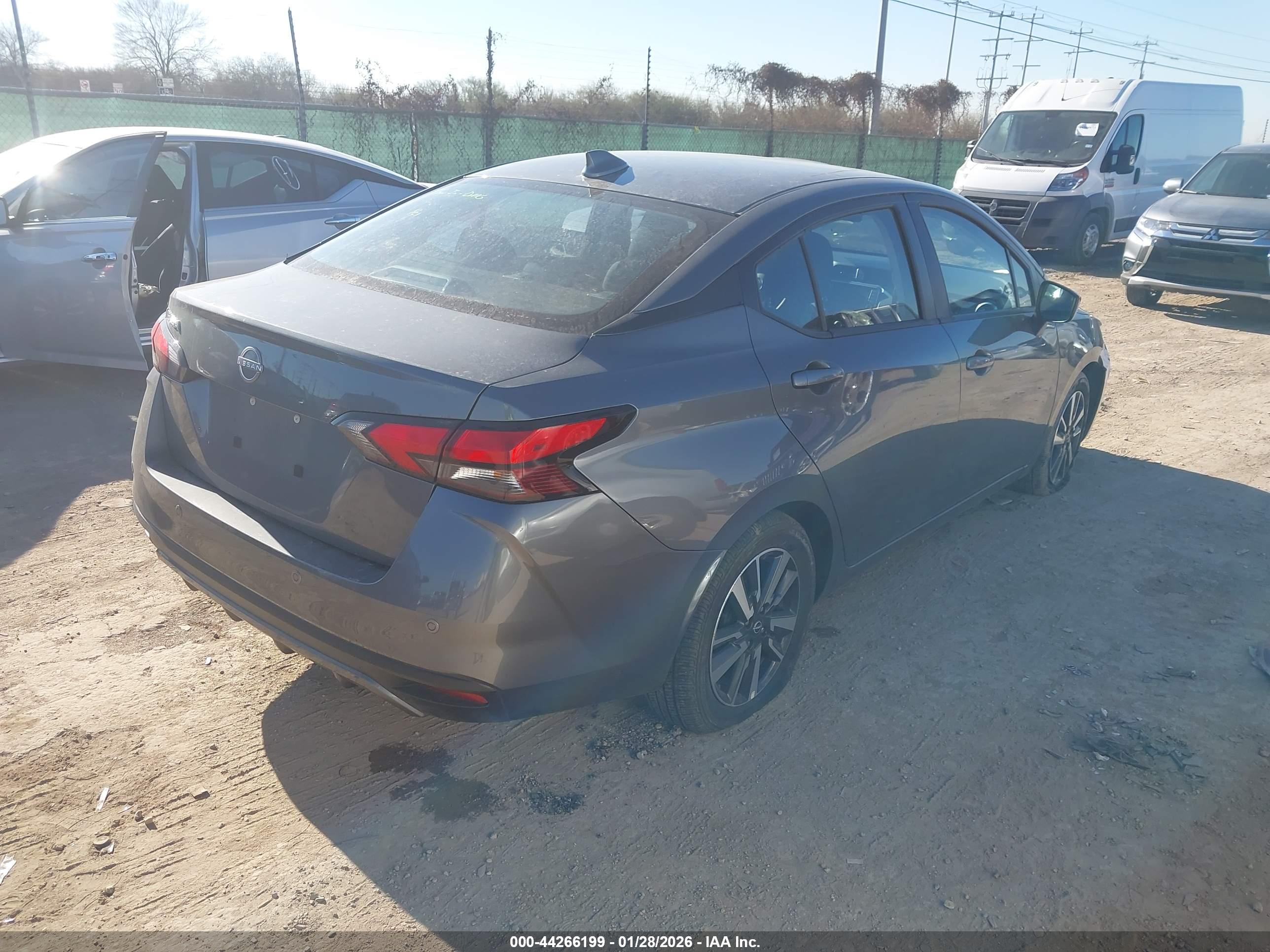 NISSAN VERSA image 4