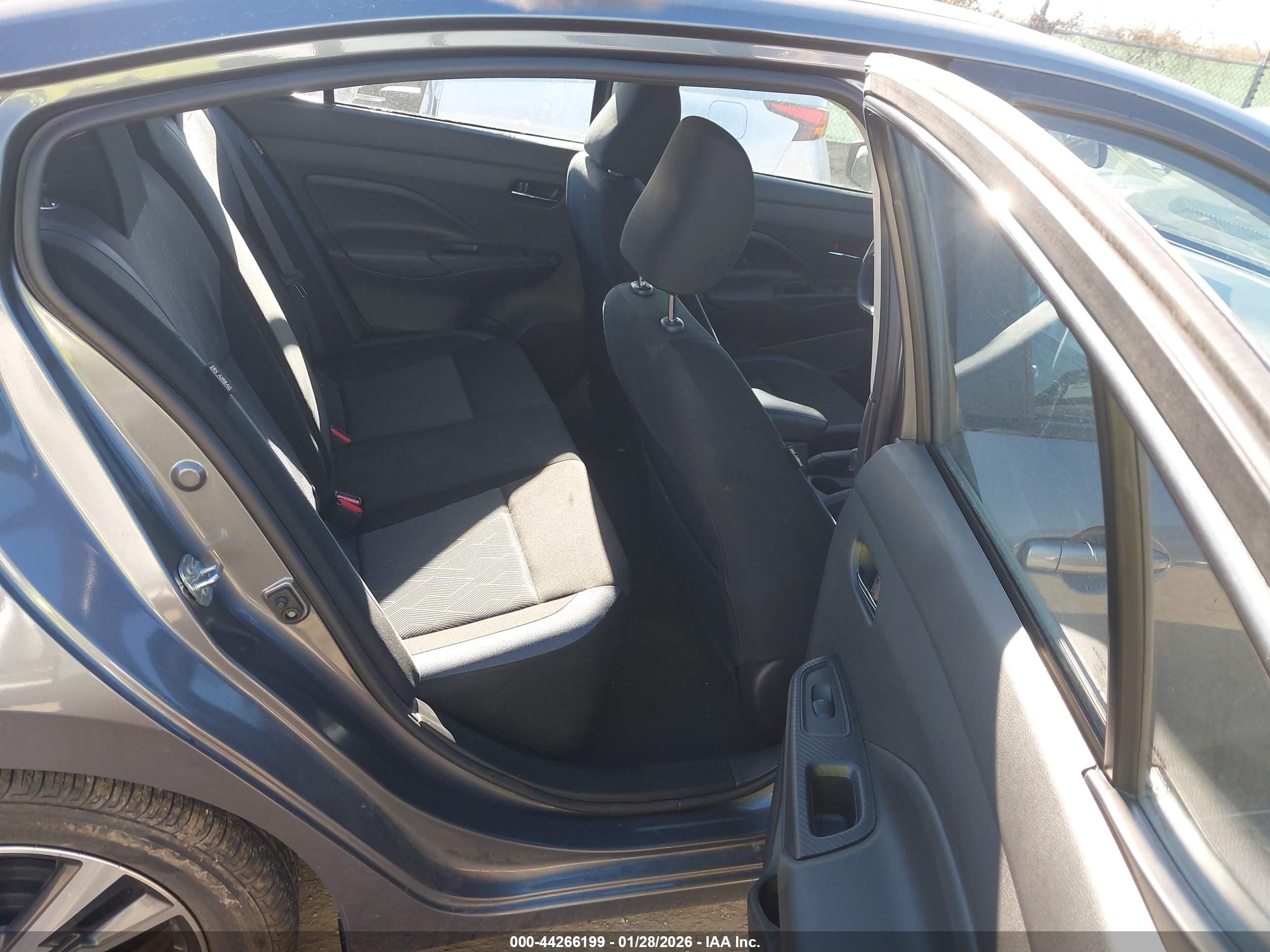 NISSAN VERSA image 8