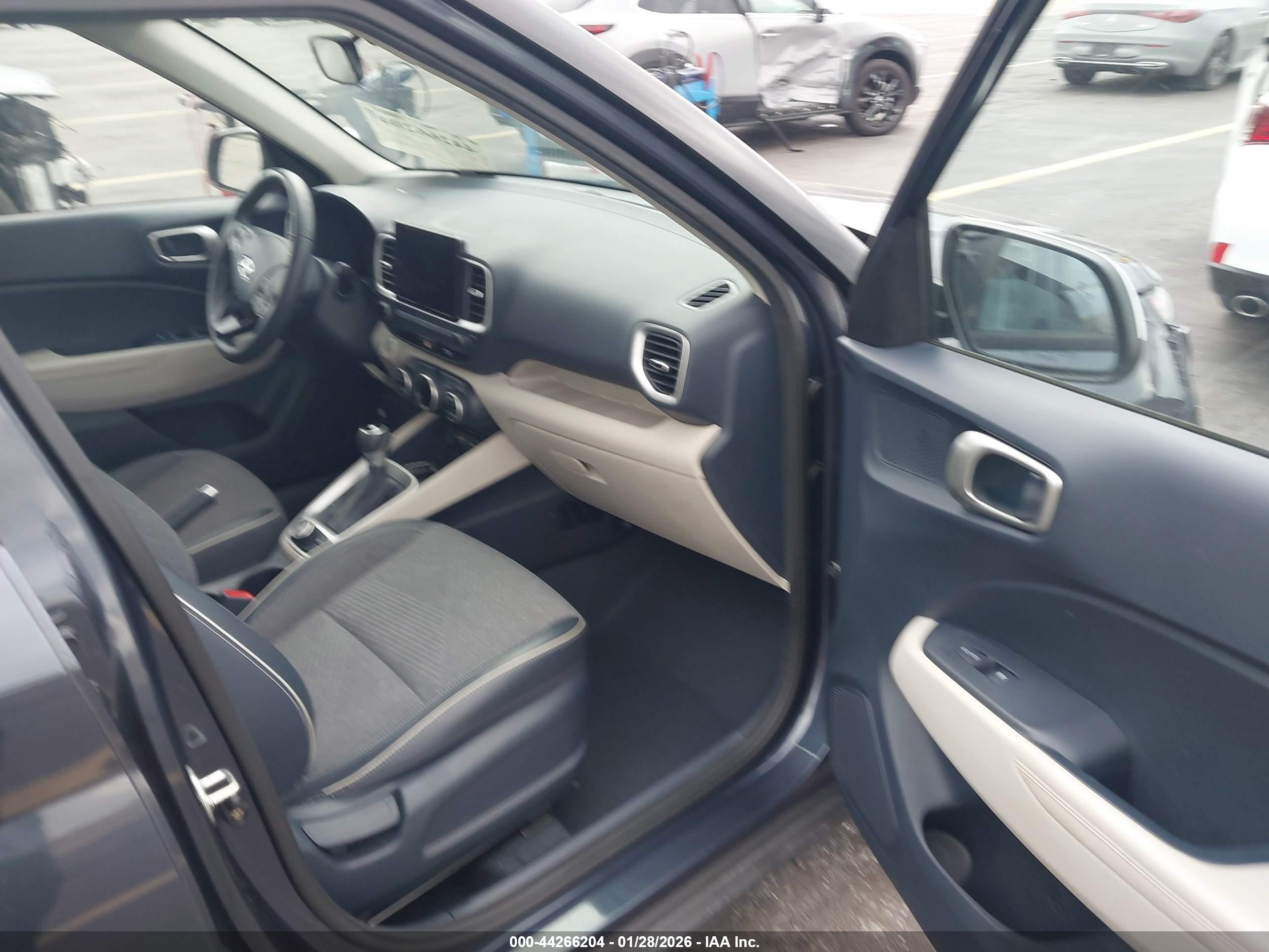 HYUNDAI VENUE image 5