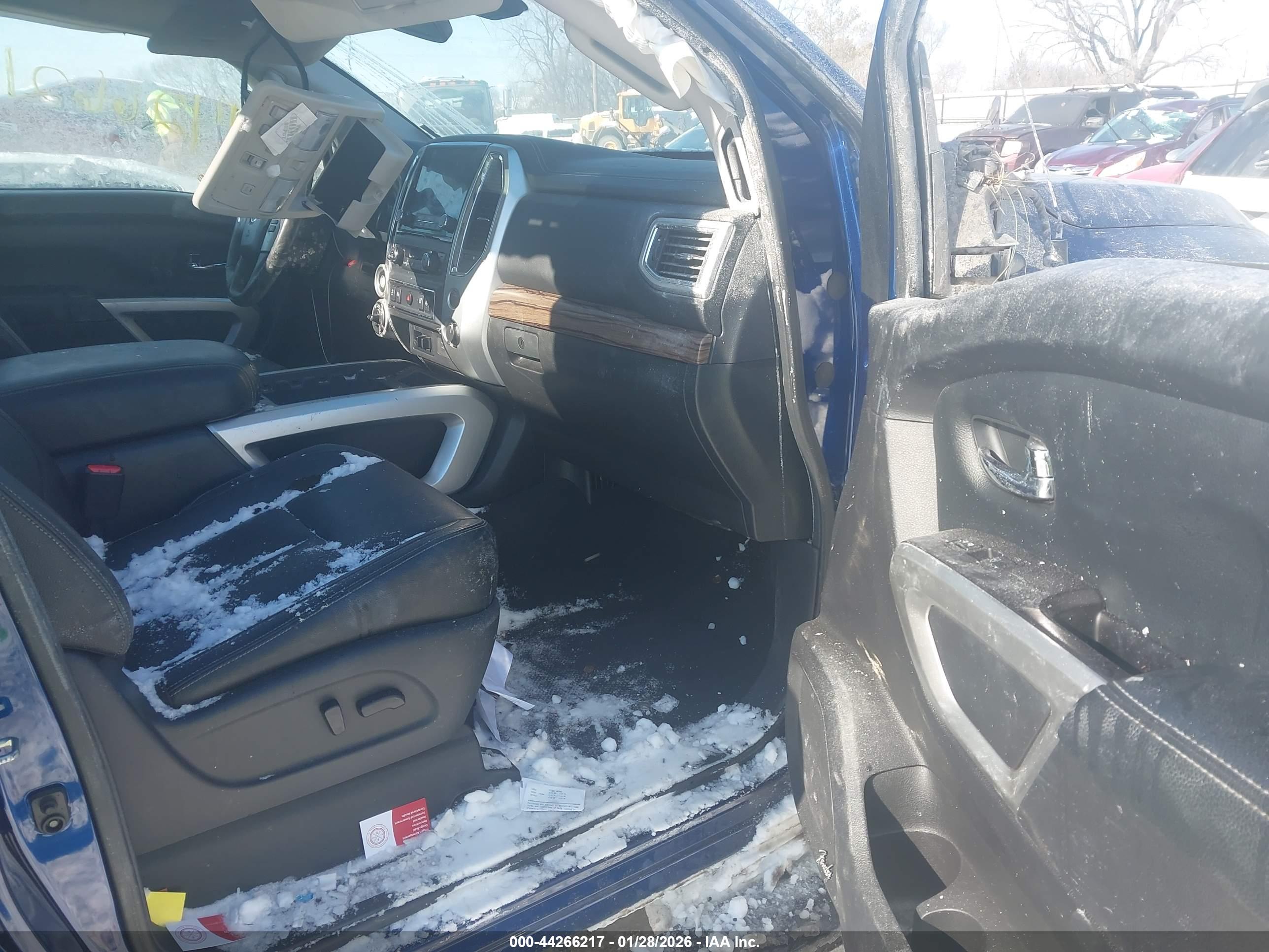 NISSAN TITAN image 5