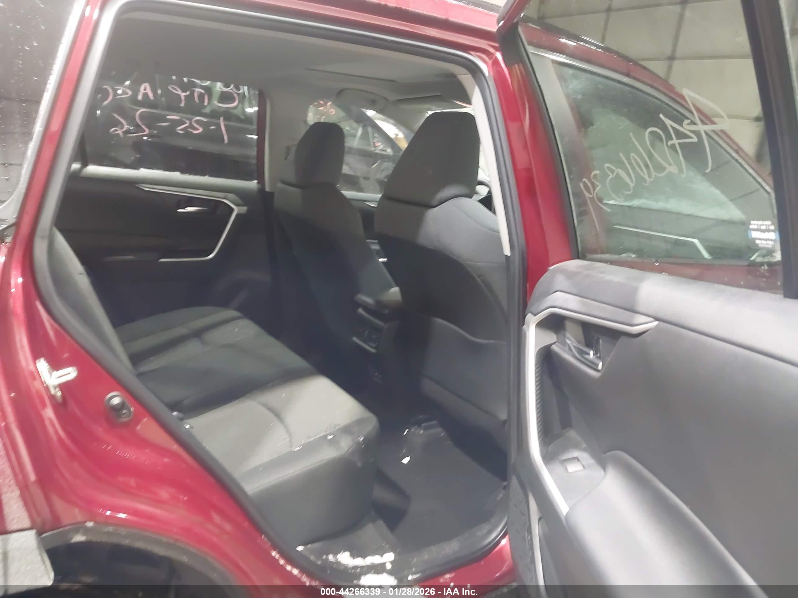 TOYOTA RAV4 image 8