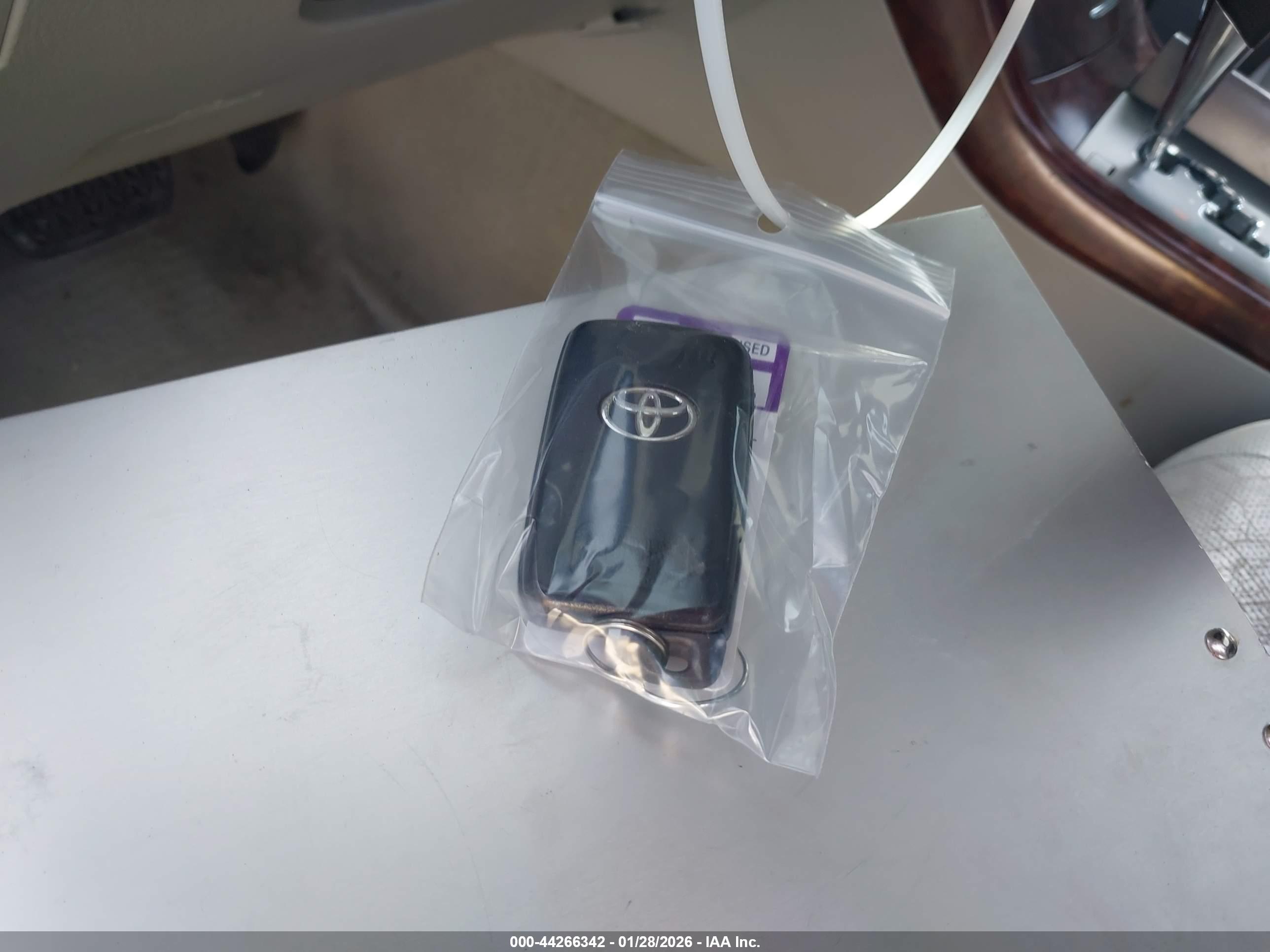 TOYOTA AVALON image 11