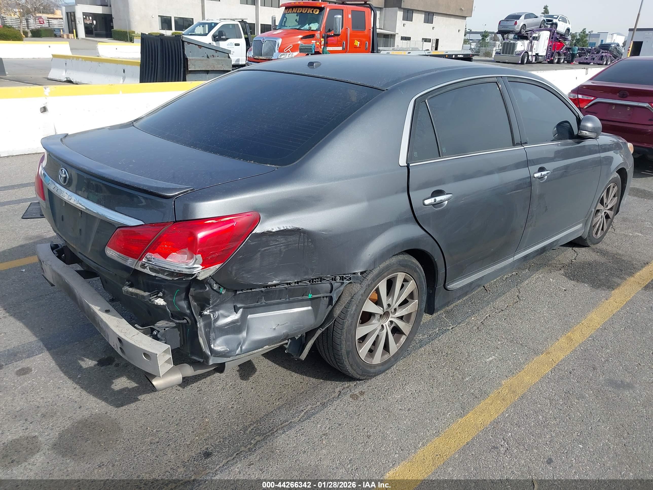 TOYOTA AVALON image 4