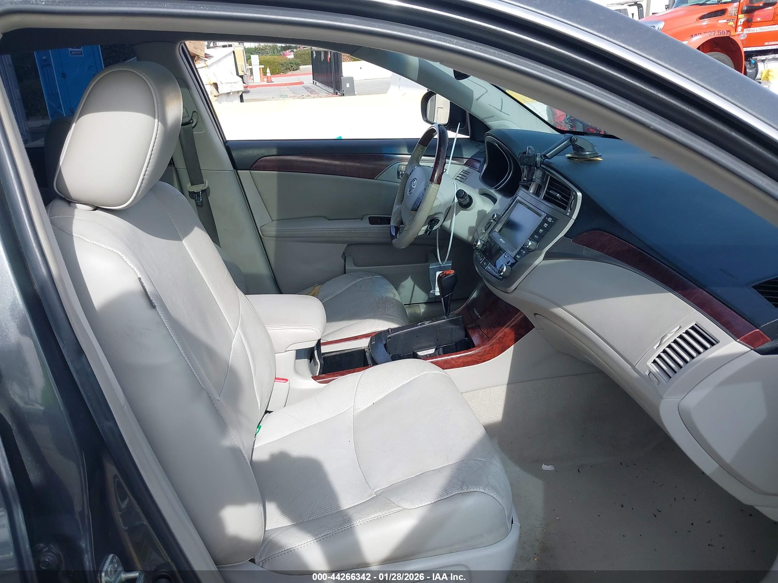 TOYOTA AVALON image 5