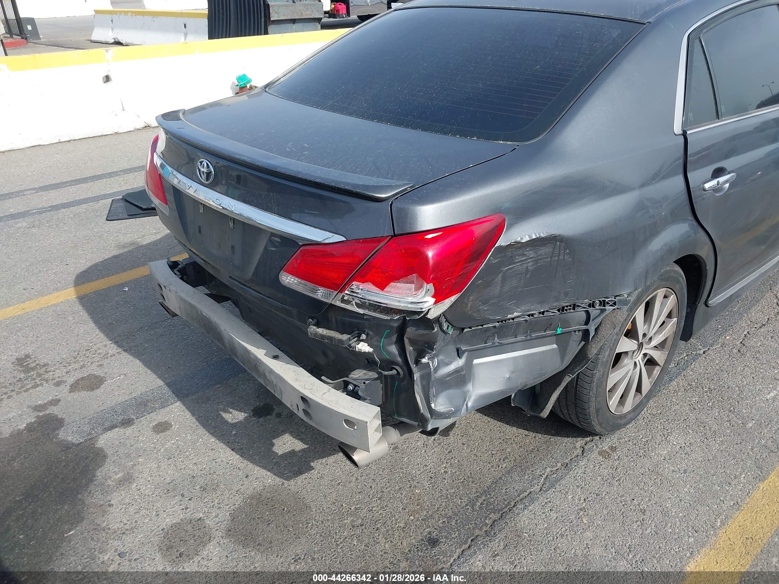 TOYOTA AVALON image 6