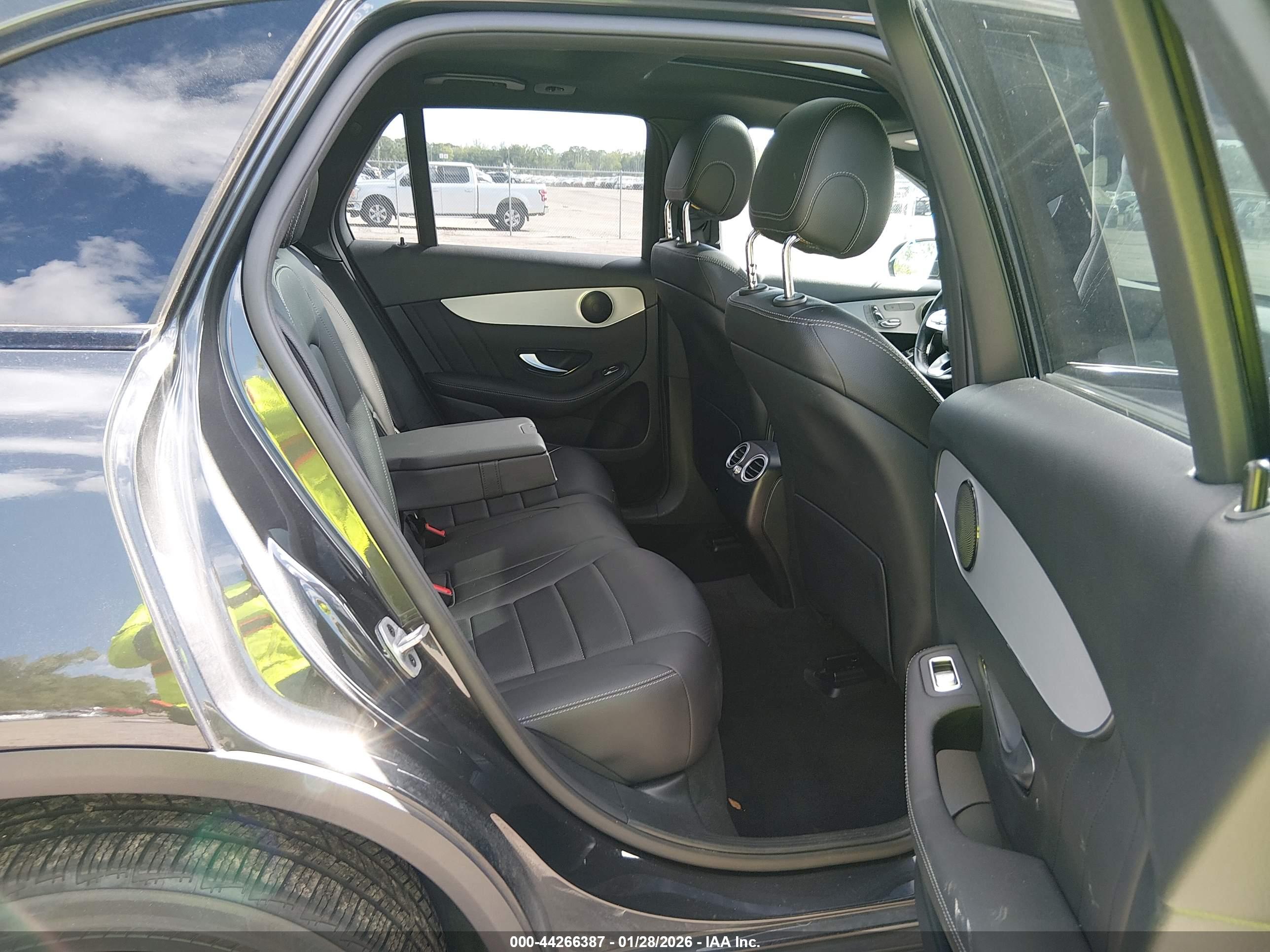 MERCEDES-BENZ GLC image 8