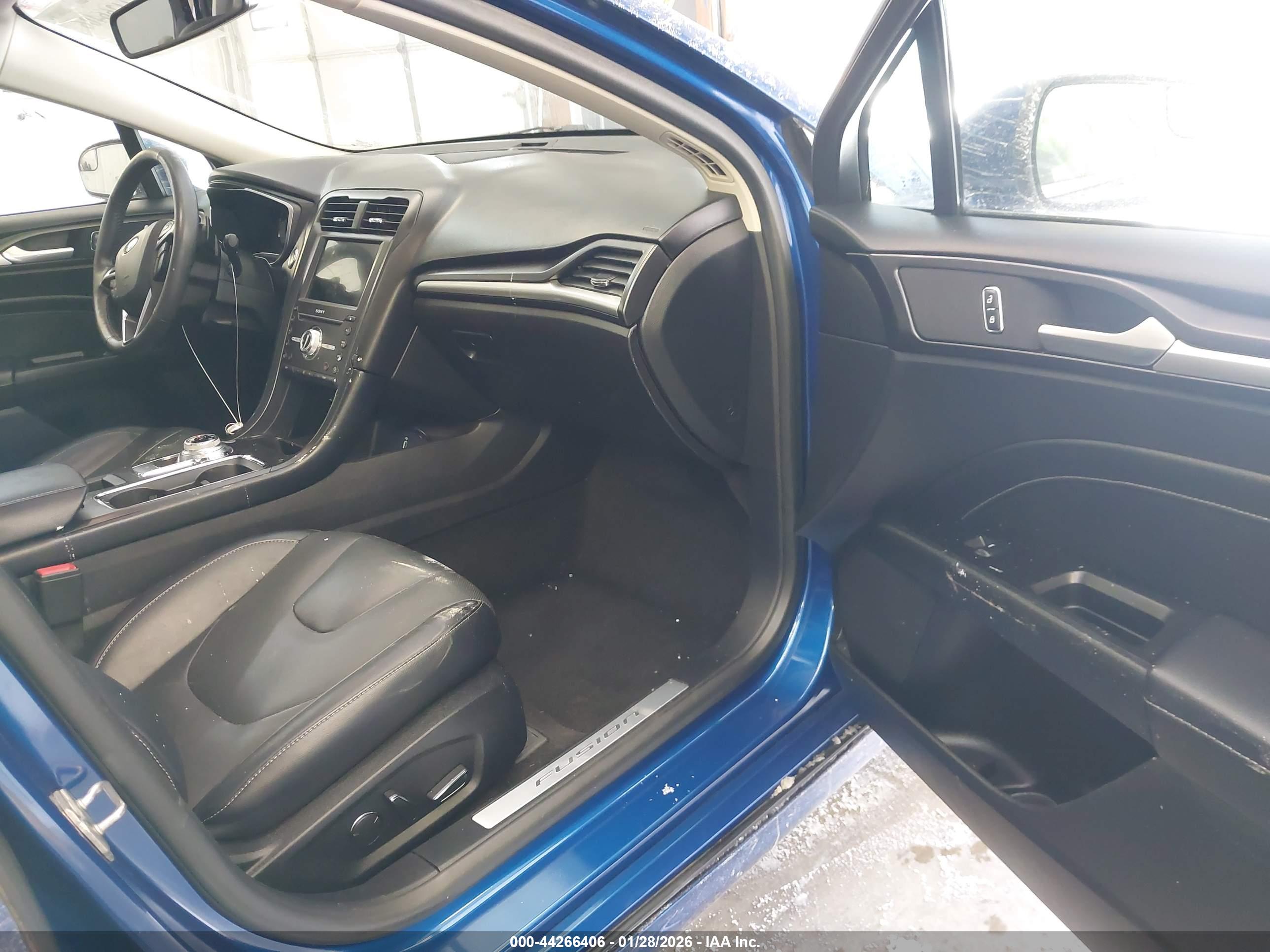 FORD FUSION image 5
