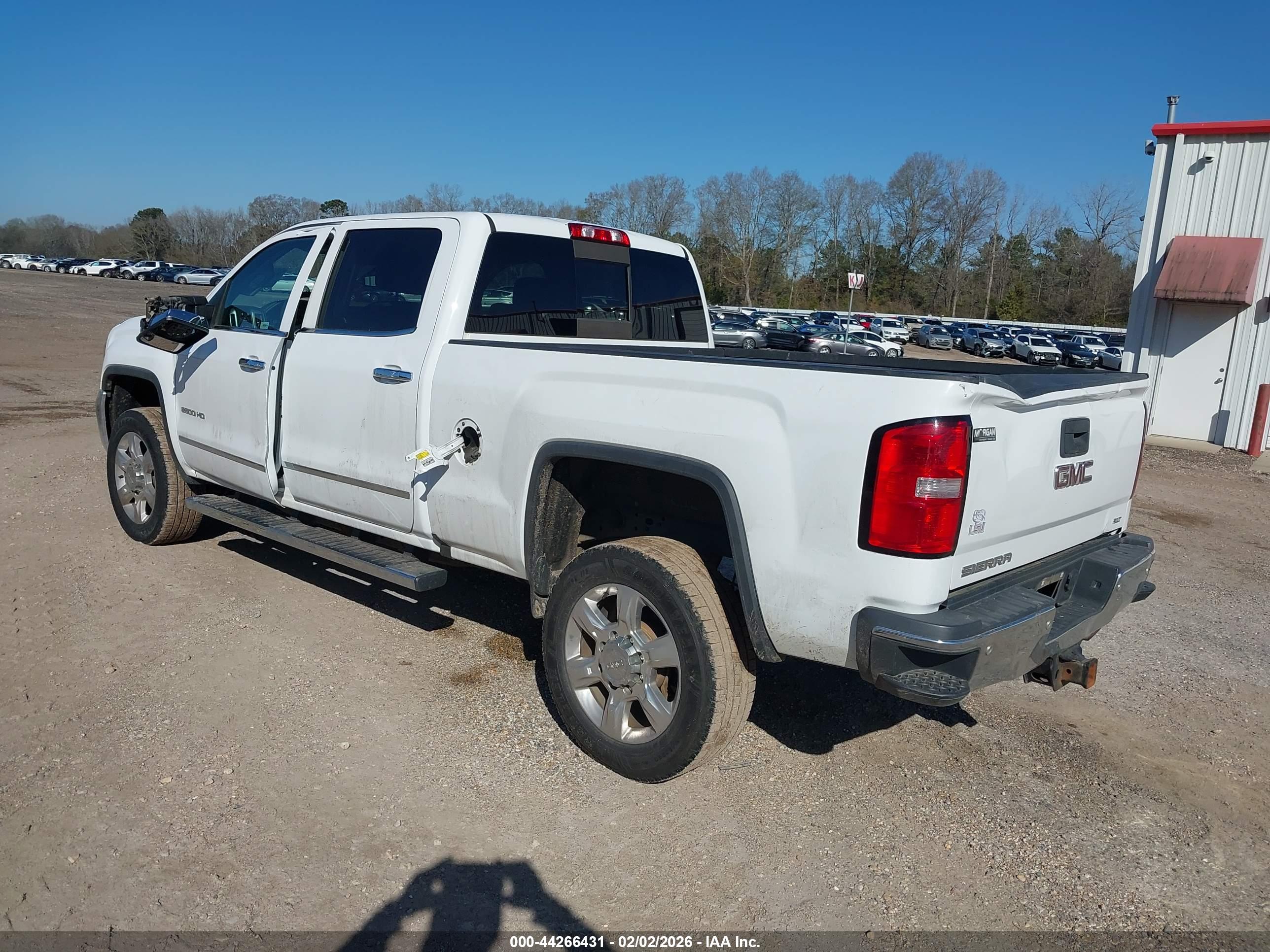 GMC SIERRA image 3