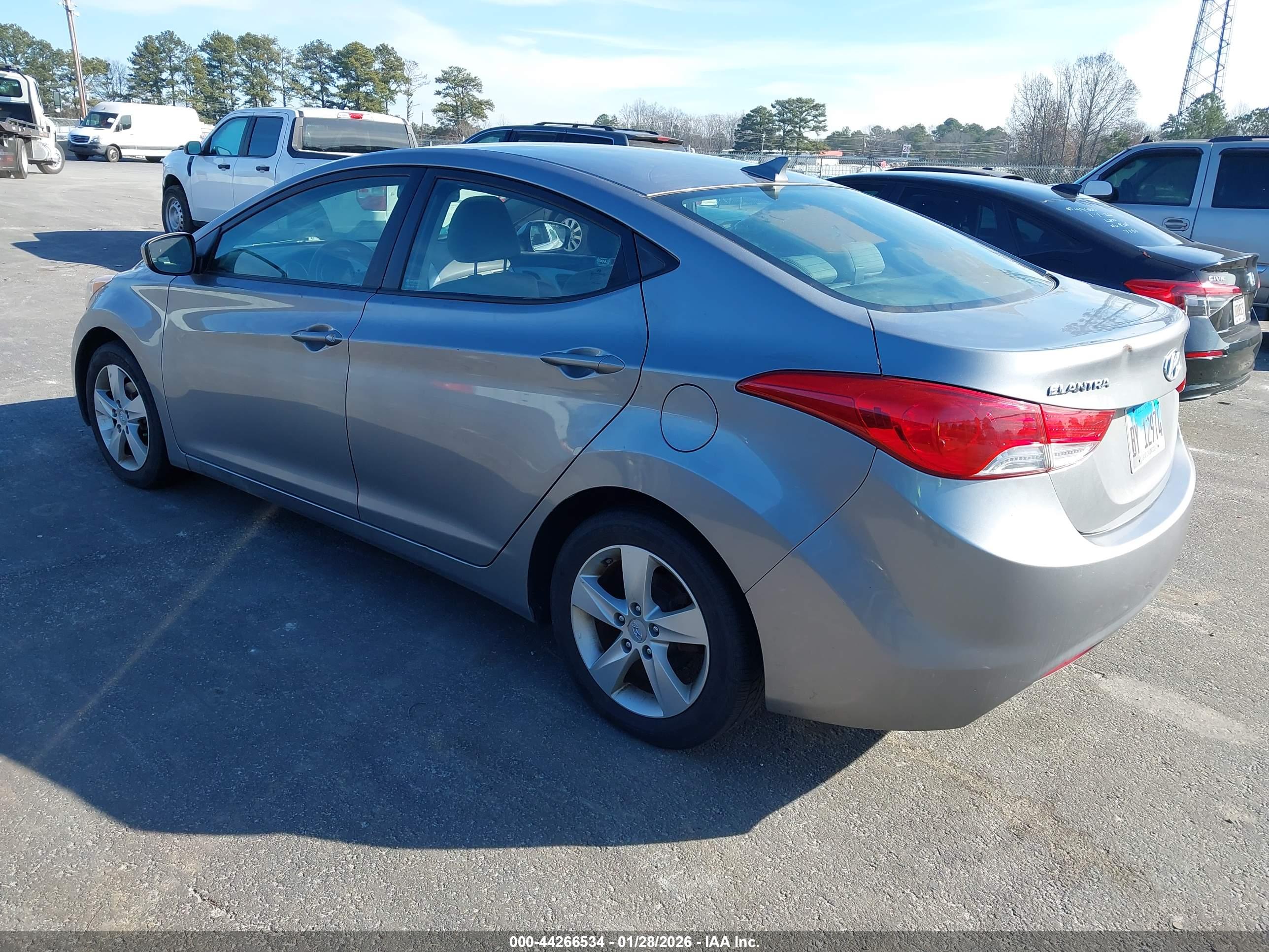 HYUNDAI ELANTRA image 3