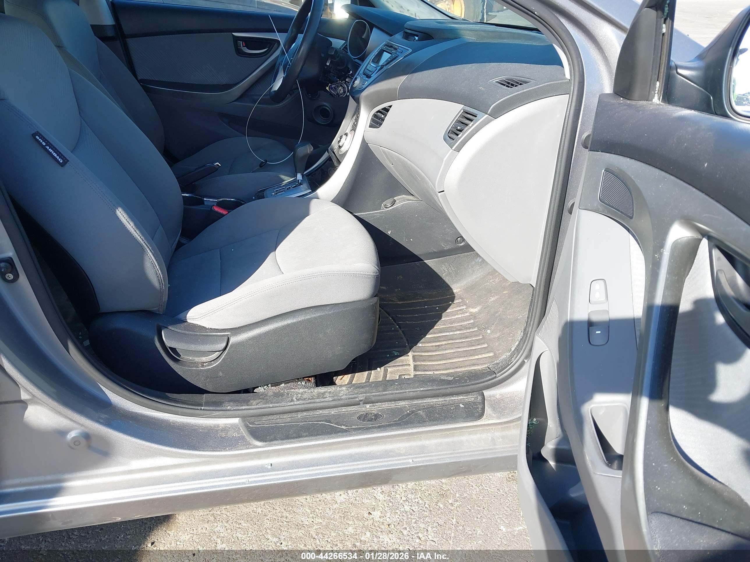HYUNDAI ELANTRA image 5