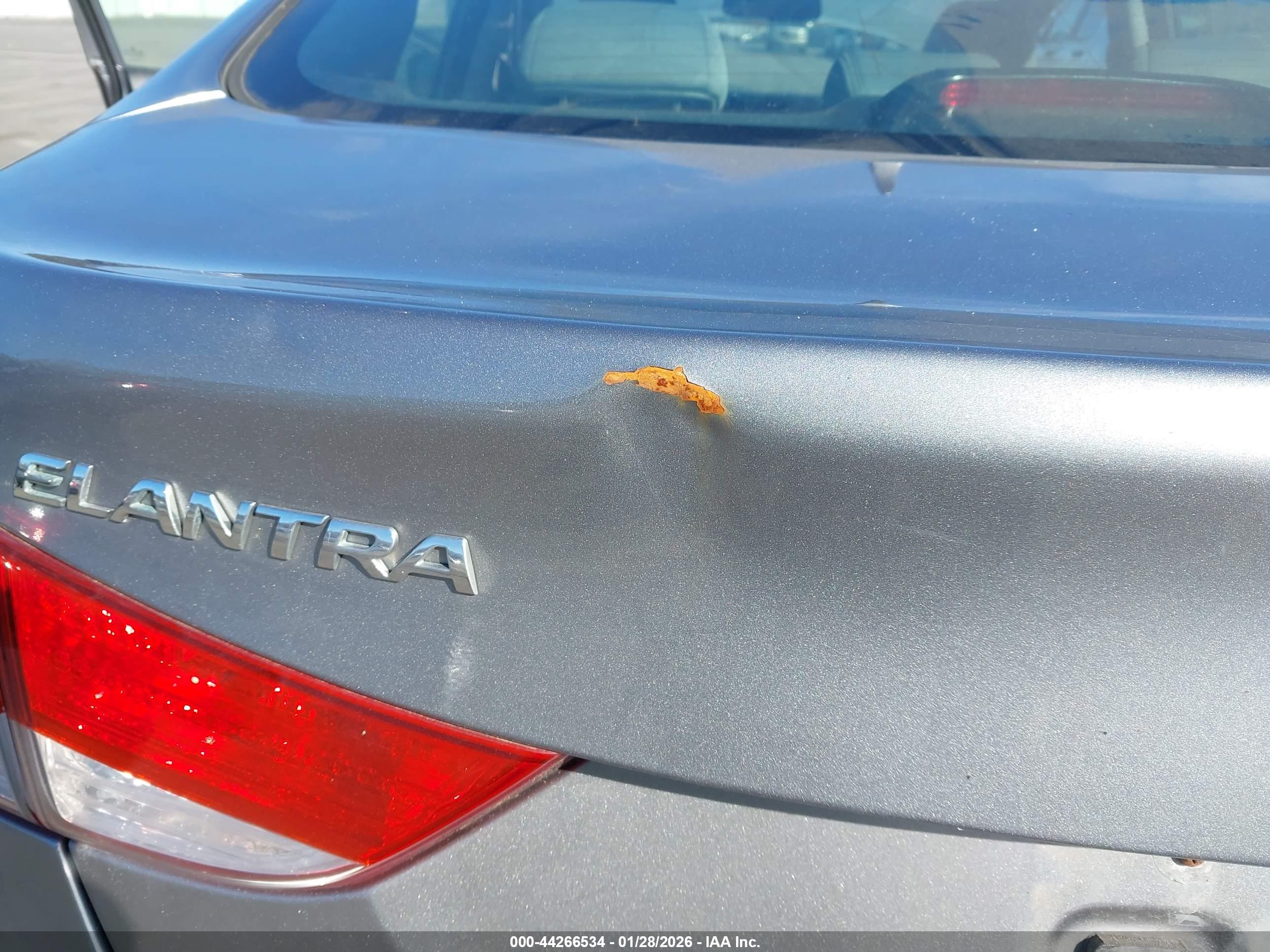 HYUNDAI ELANTRA image 6