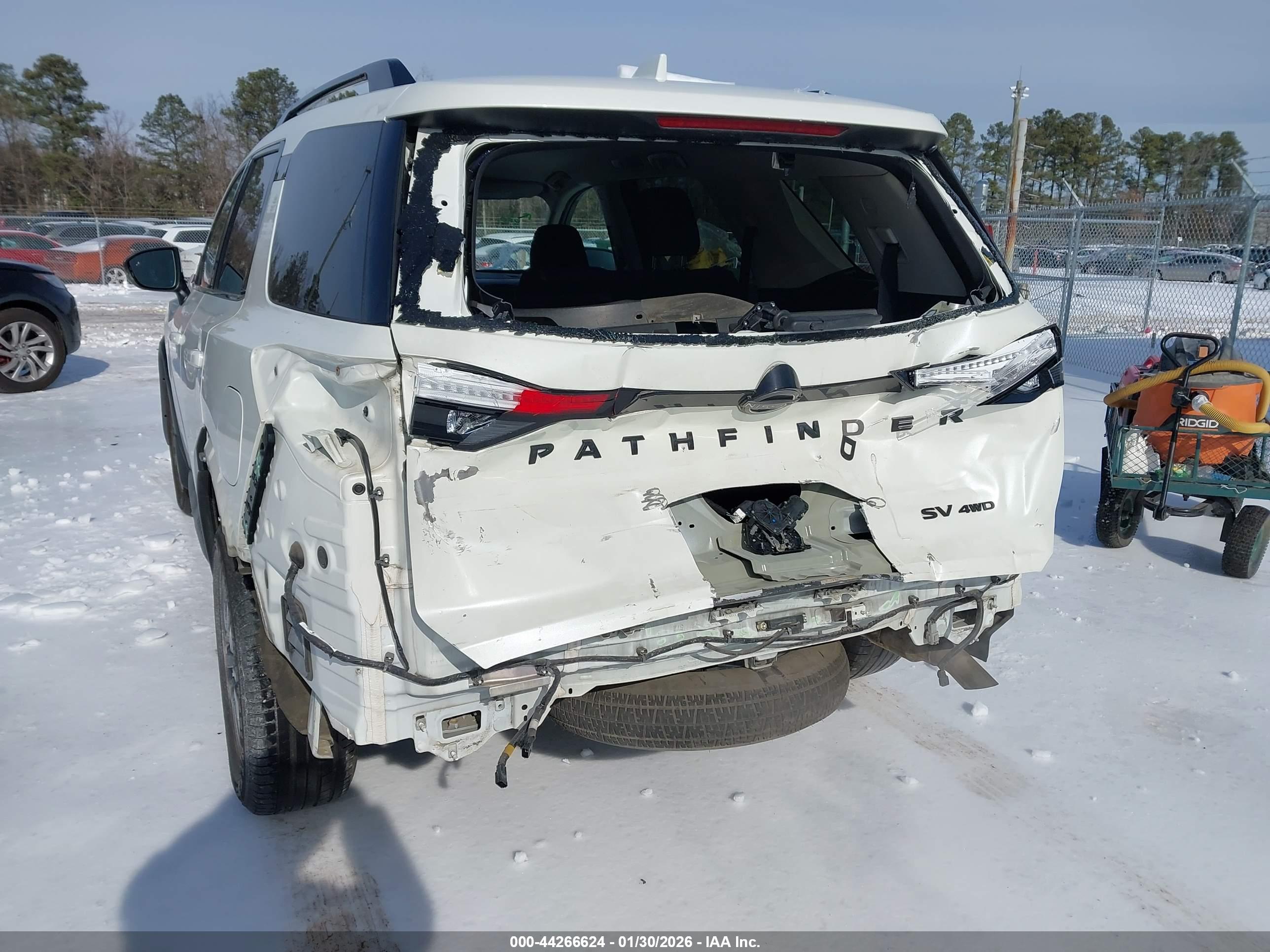 NISSAN PATHFINDER image 6