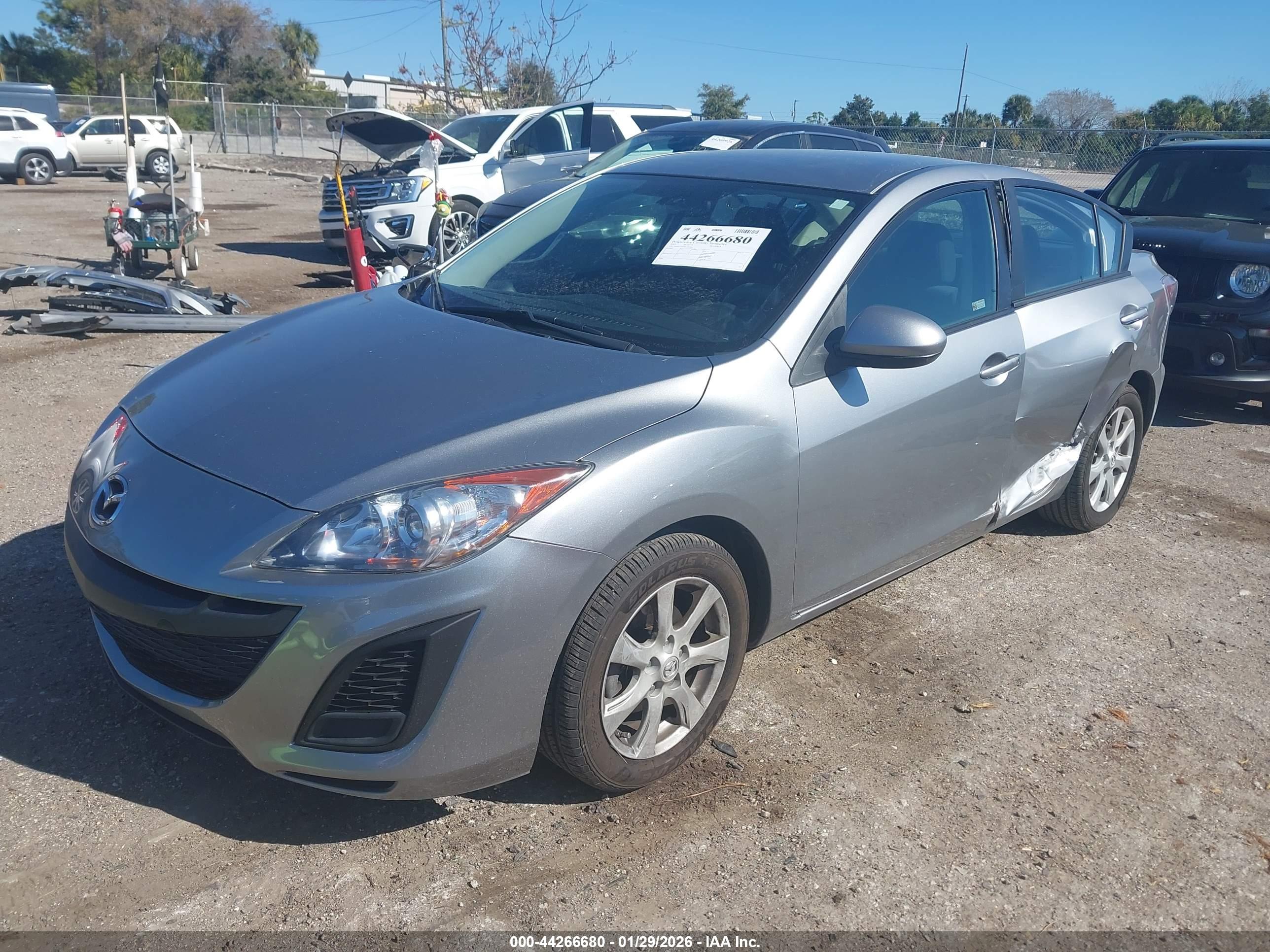 MAZDA MAZDA3 image 2