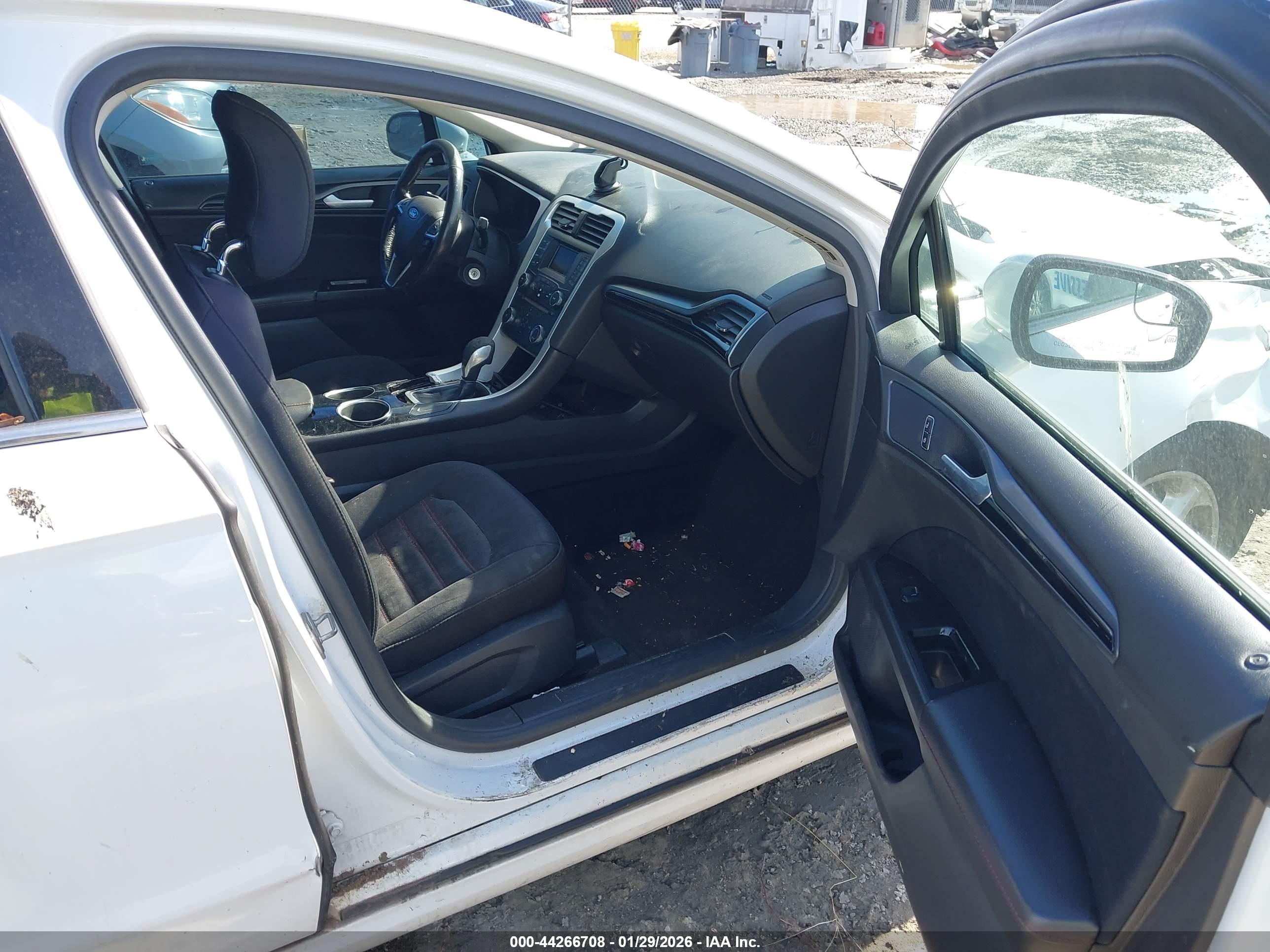 FORD FUSION image 5