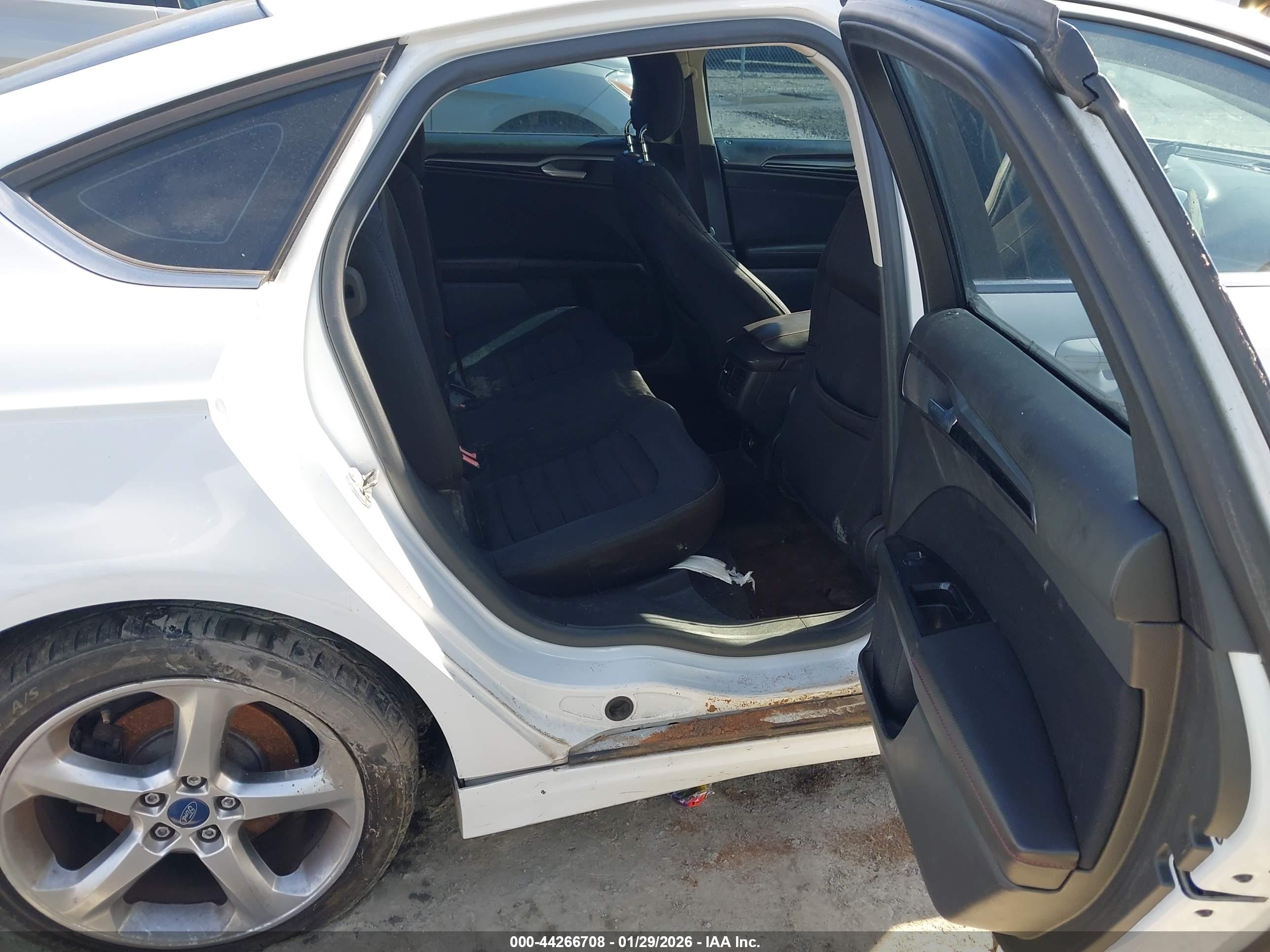 FORD FUSION image 8