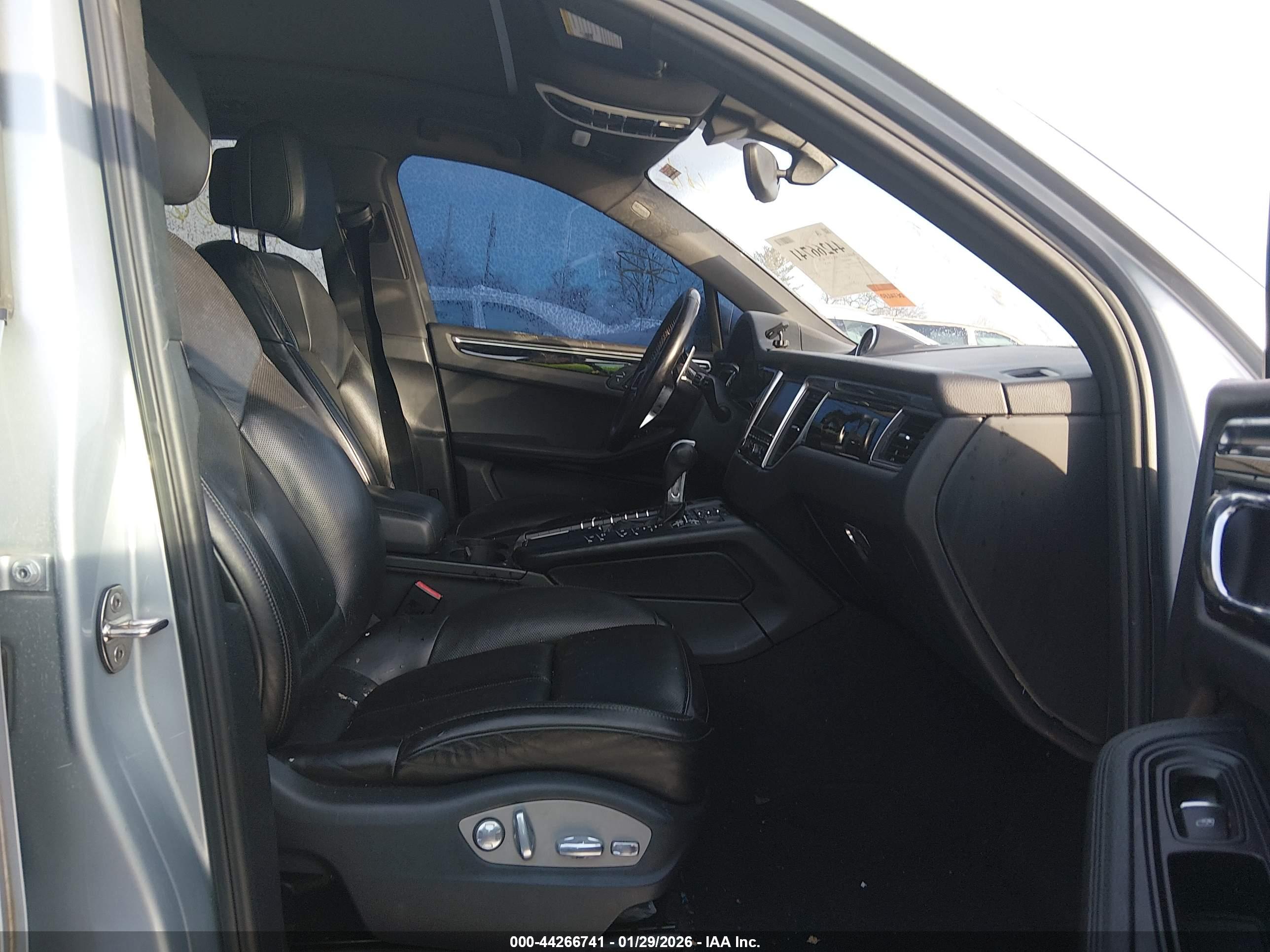PORSCHE MACAN image 5