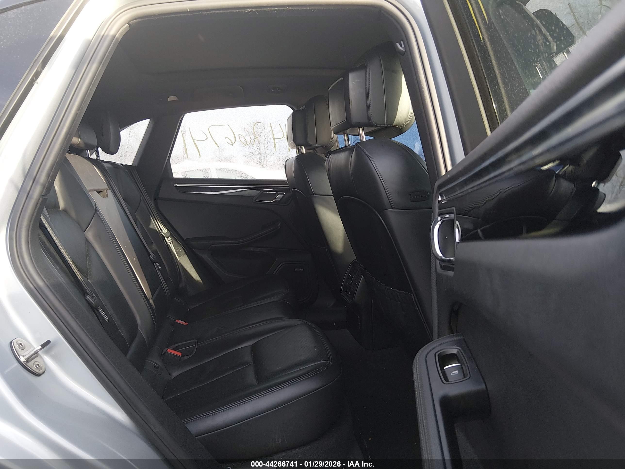 PORSCHE MACAN image 8