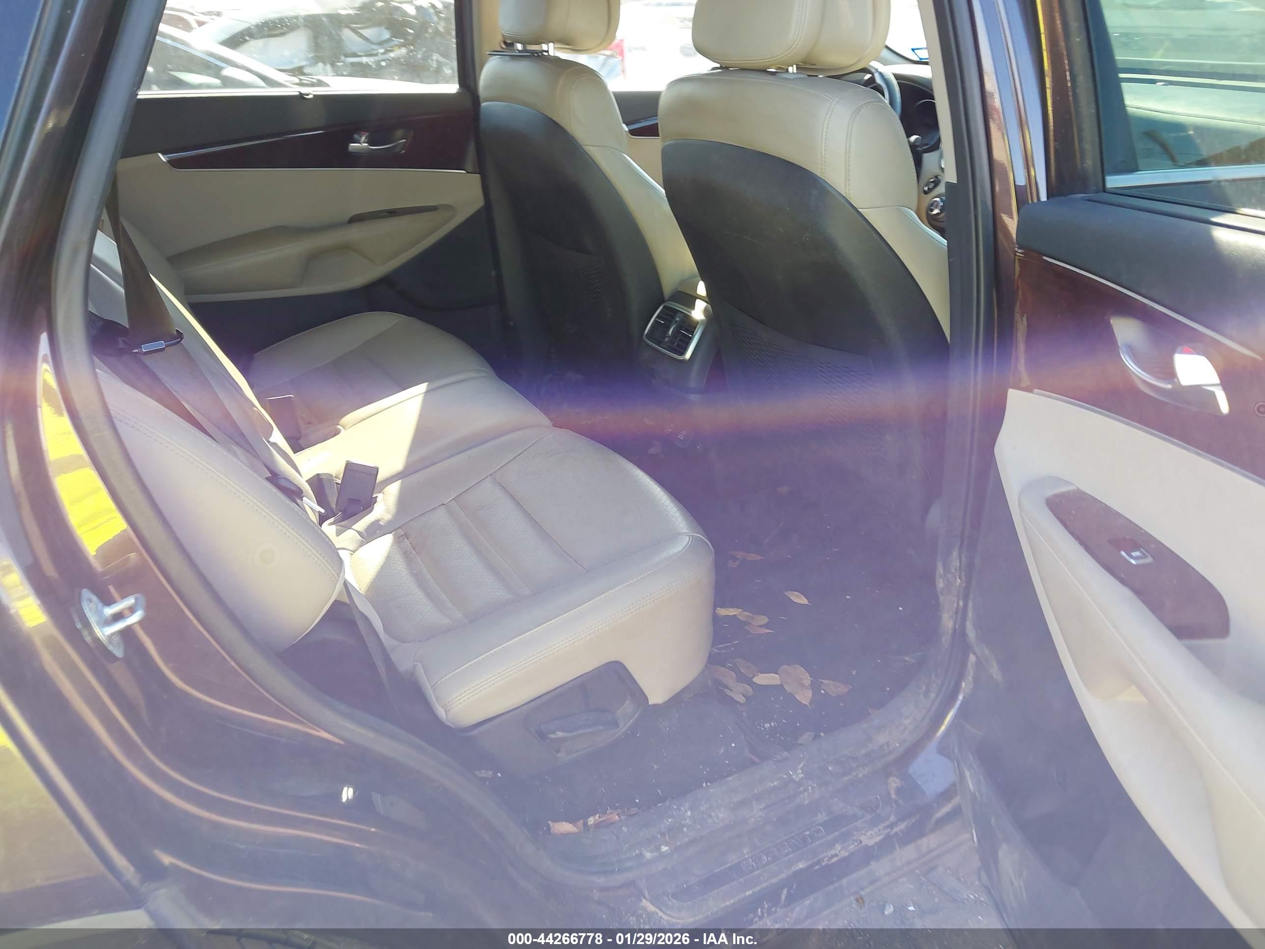 KIA SORENTO image 8