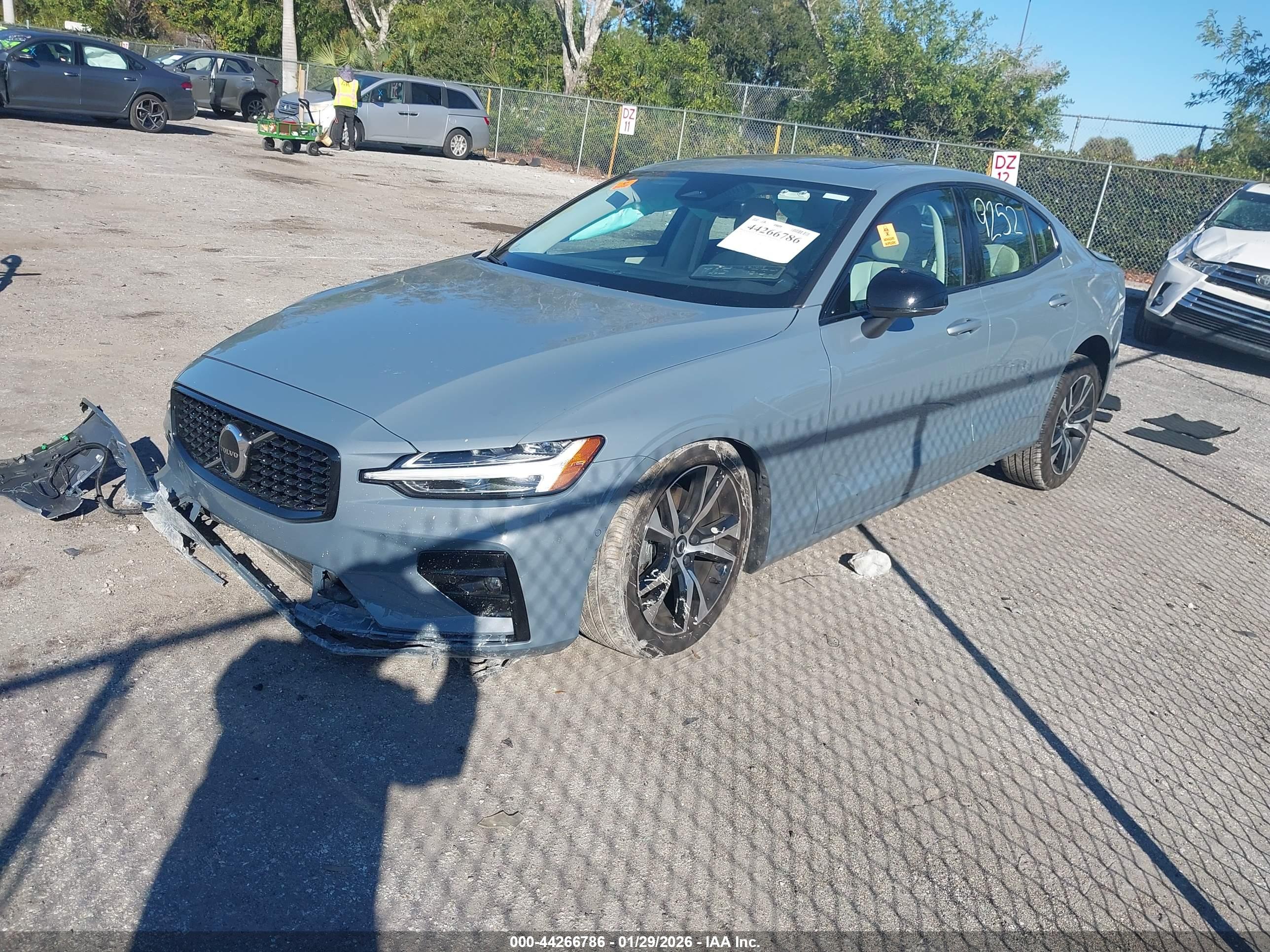 VOLVO S60 image 2