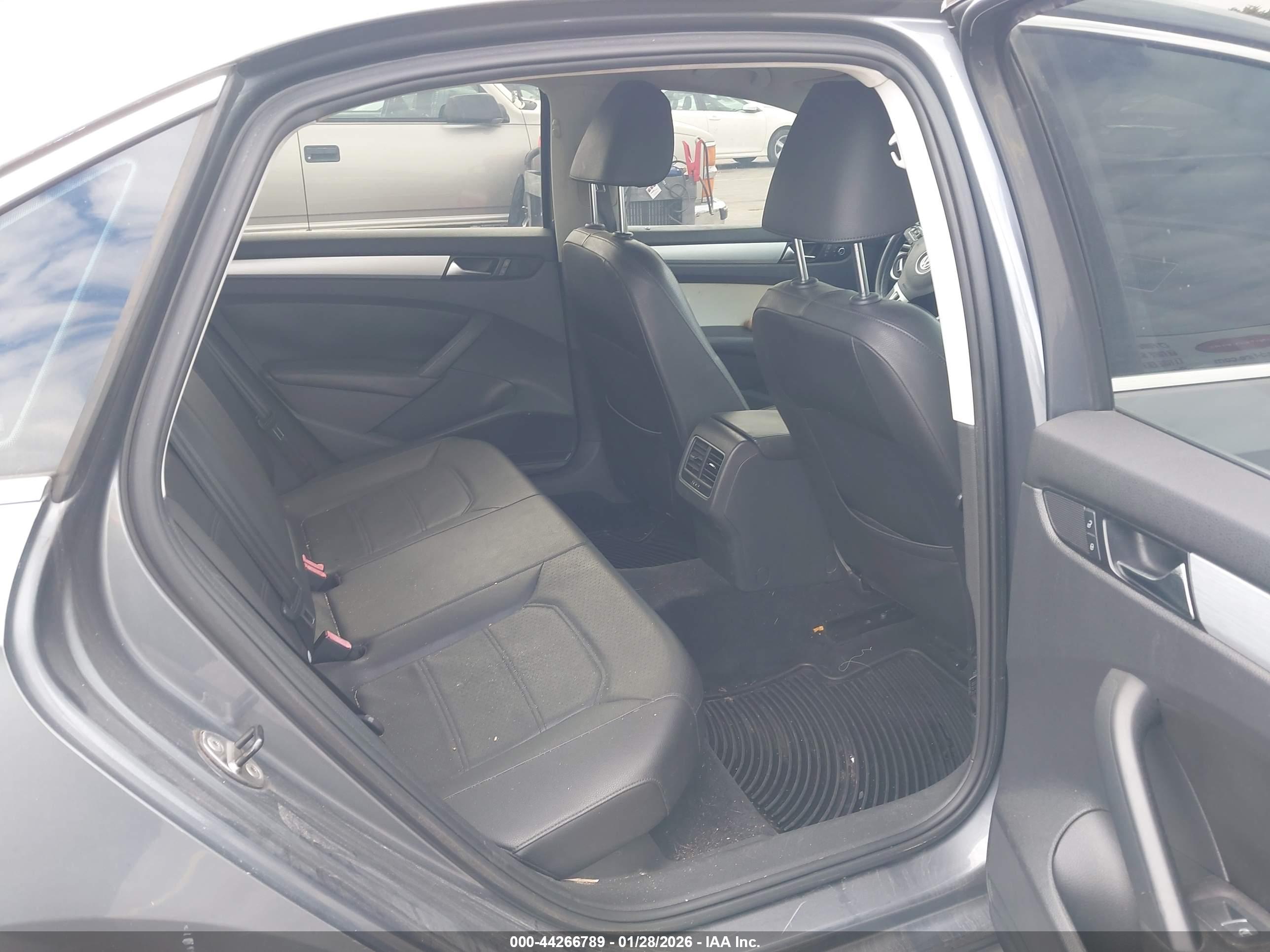 VOLKSWAGEN PASSAT image 8