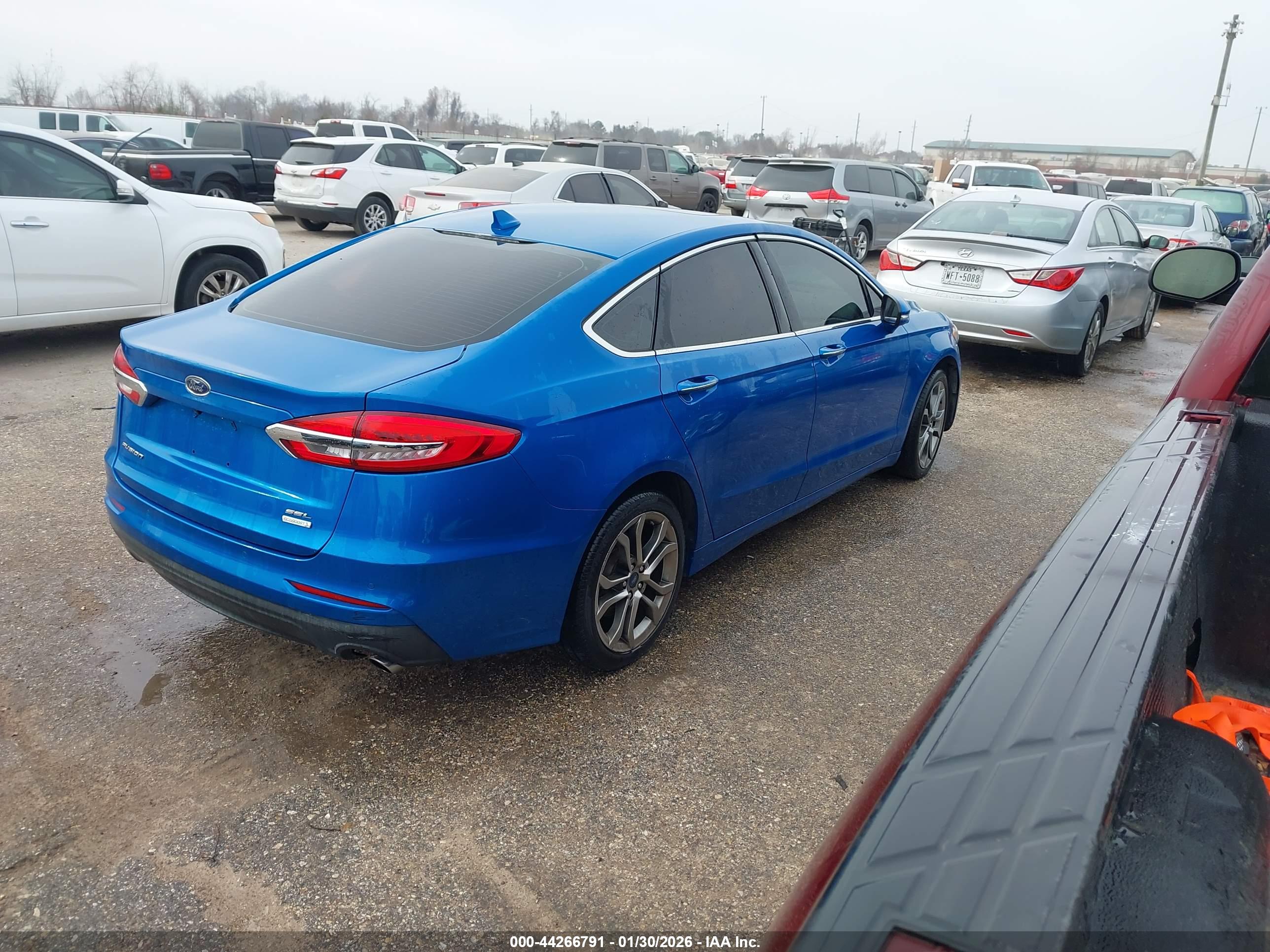 FORD FUSION image 4