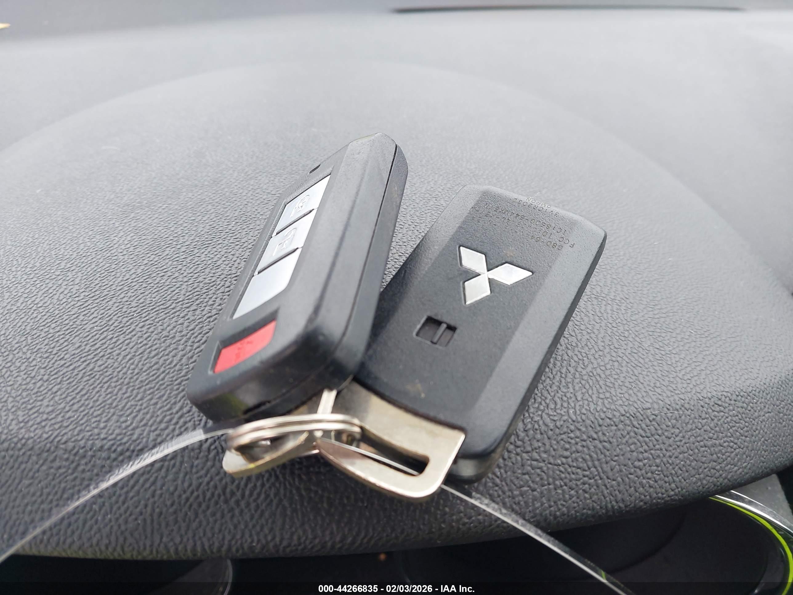 MITSUBISHI OUTLANDER image 11