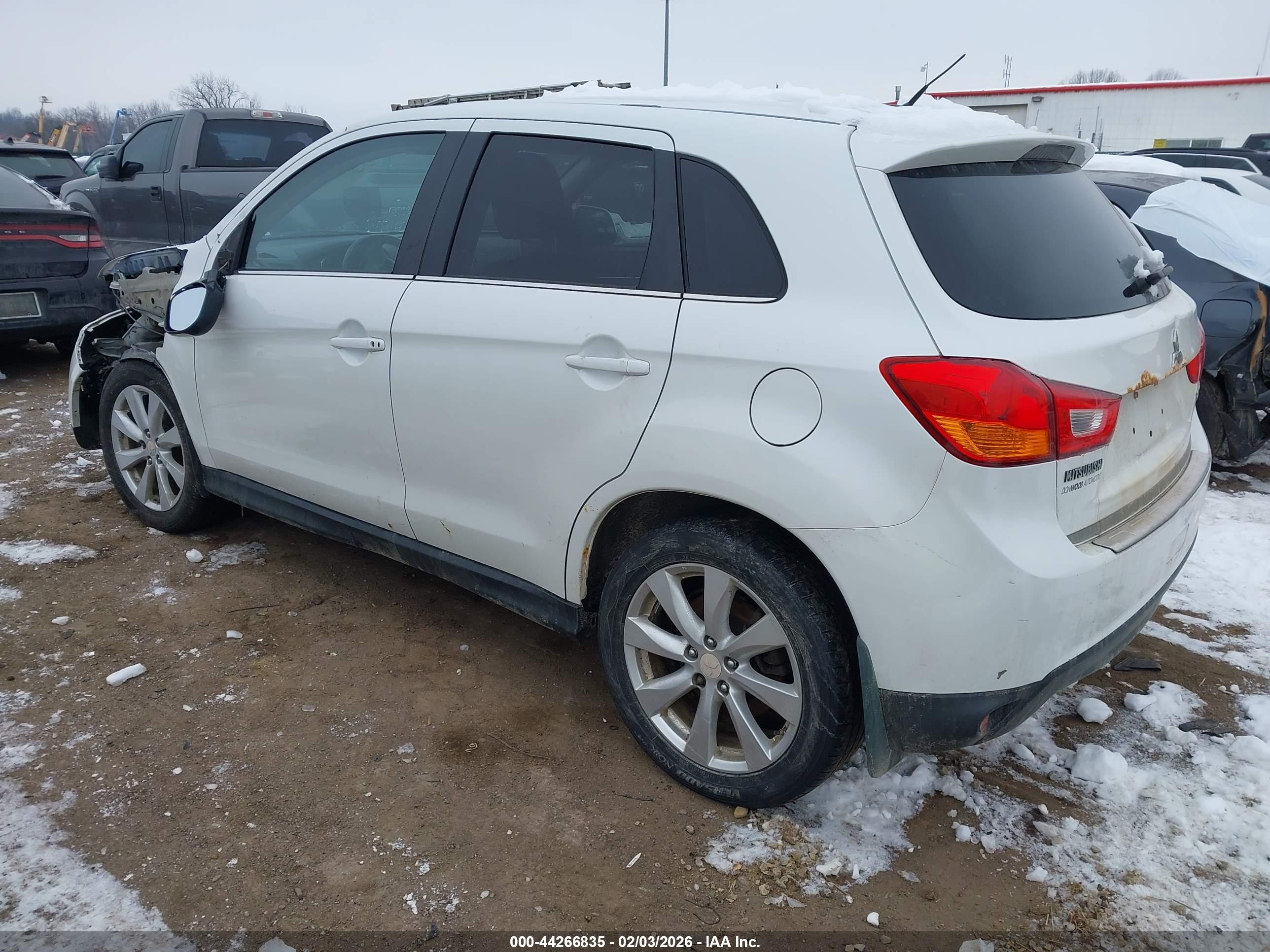 MITSUBISHI OUTLANDER image 3