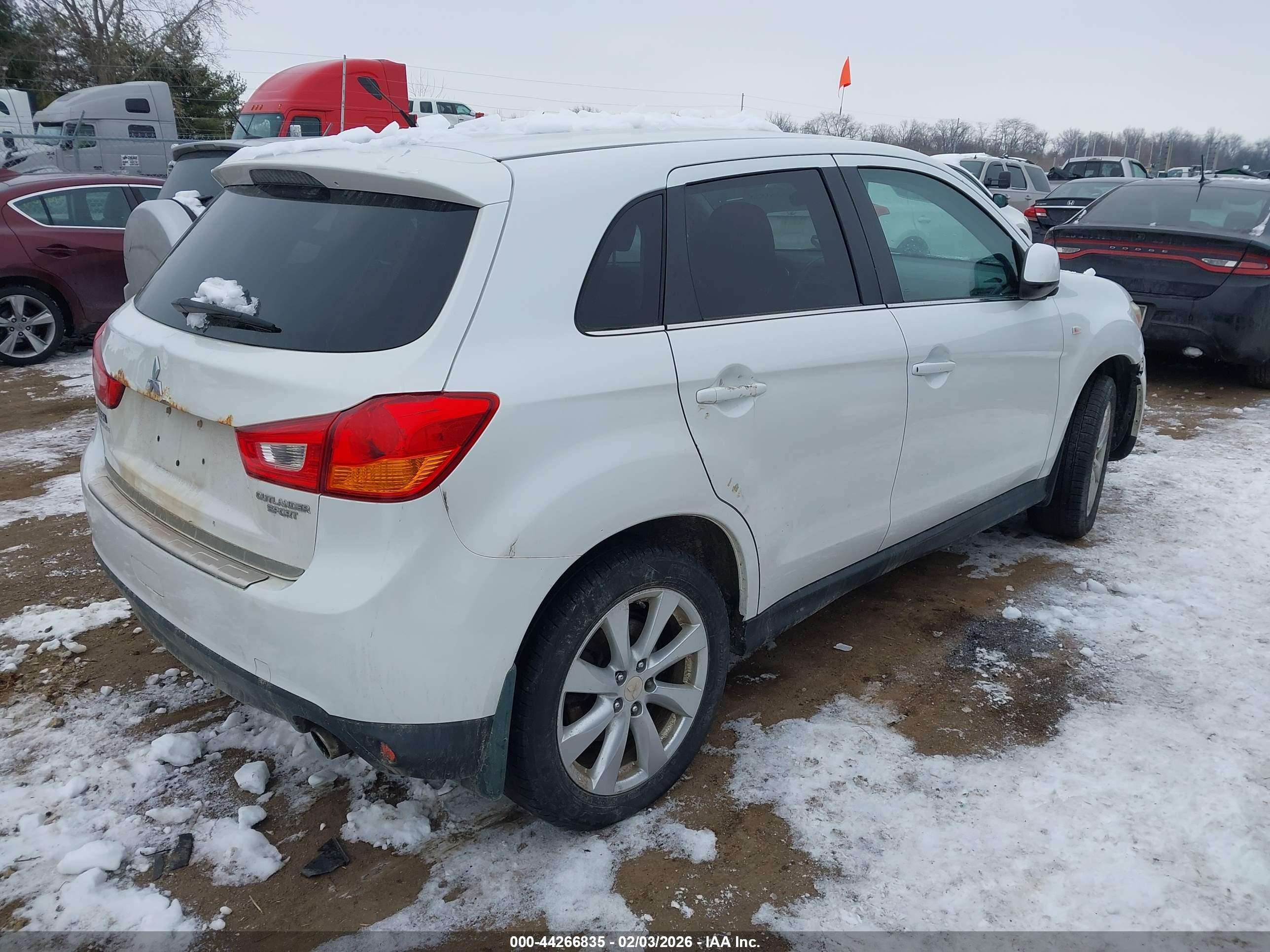 MITSUBISHI OUTLANDER image 4