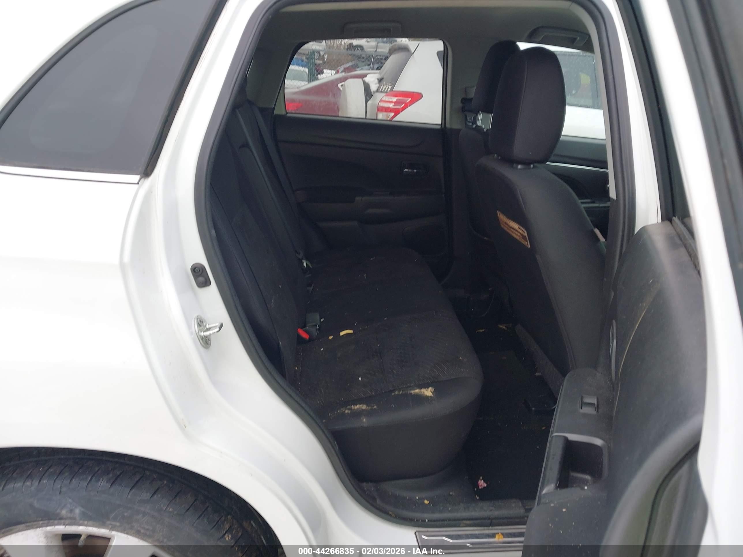 MITSUBISHI OUTLANDER image 8