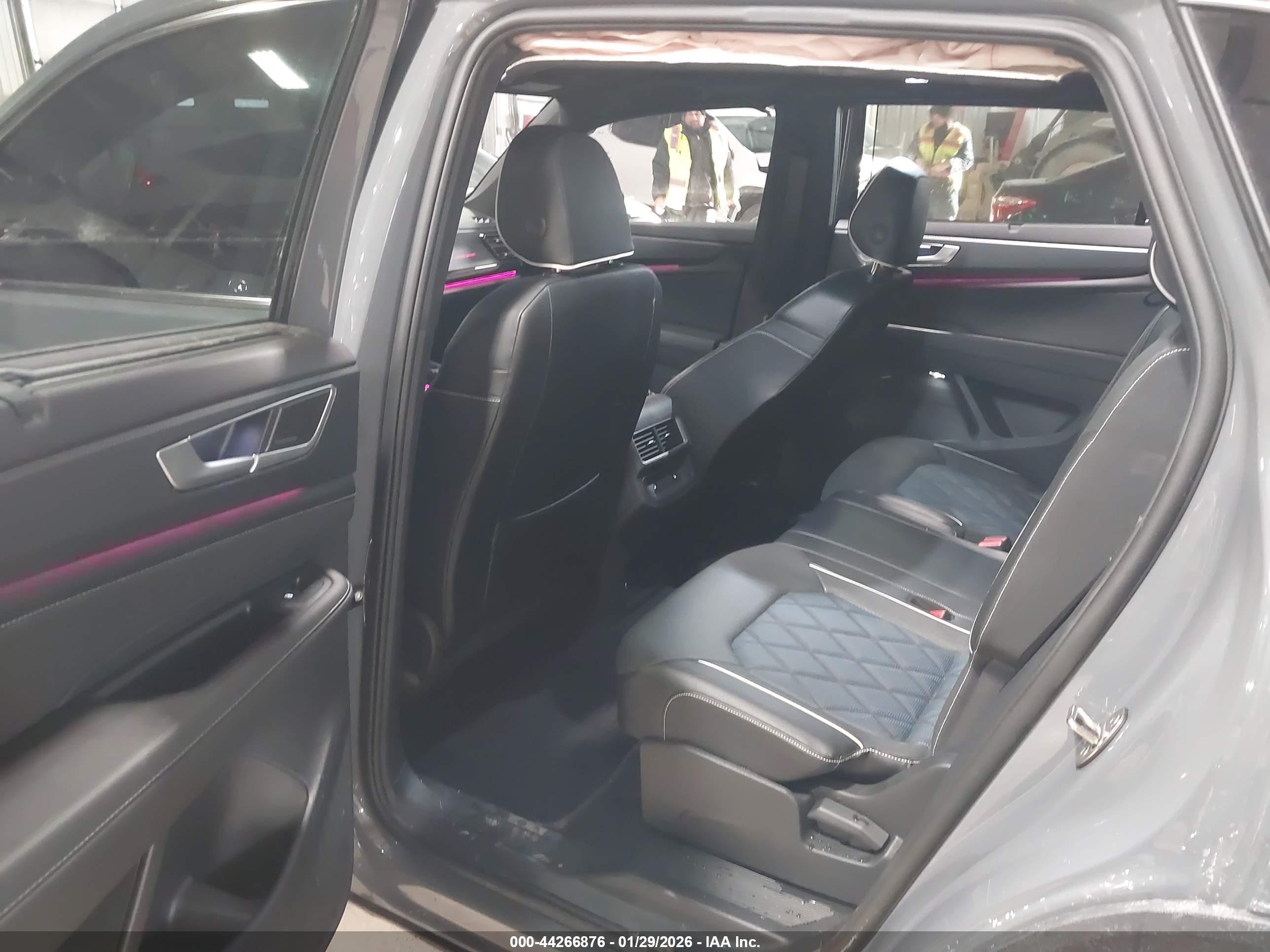 VOLKSWAGEN ATLAS image 8