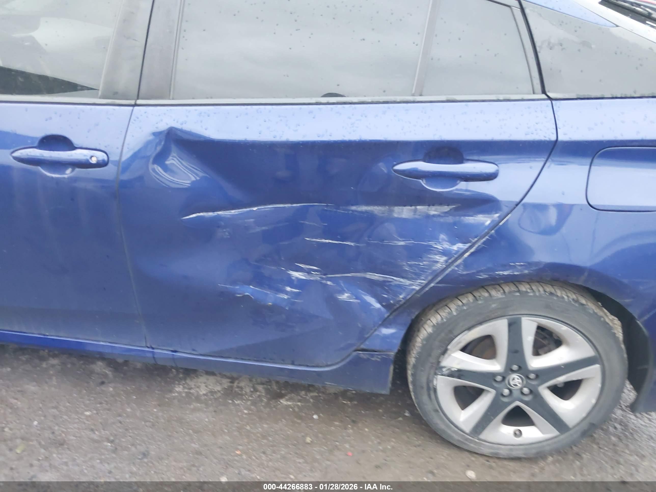 TOYOTA PRIUS image 6