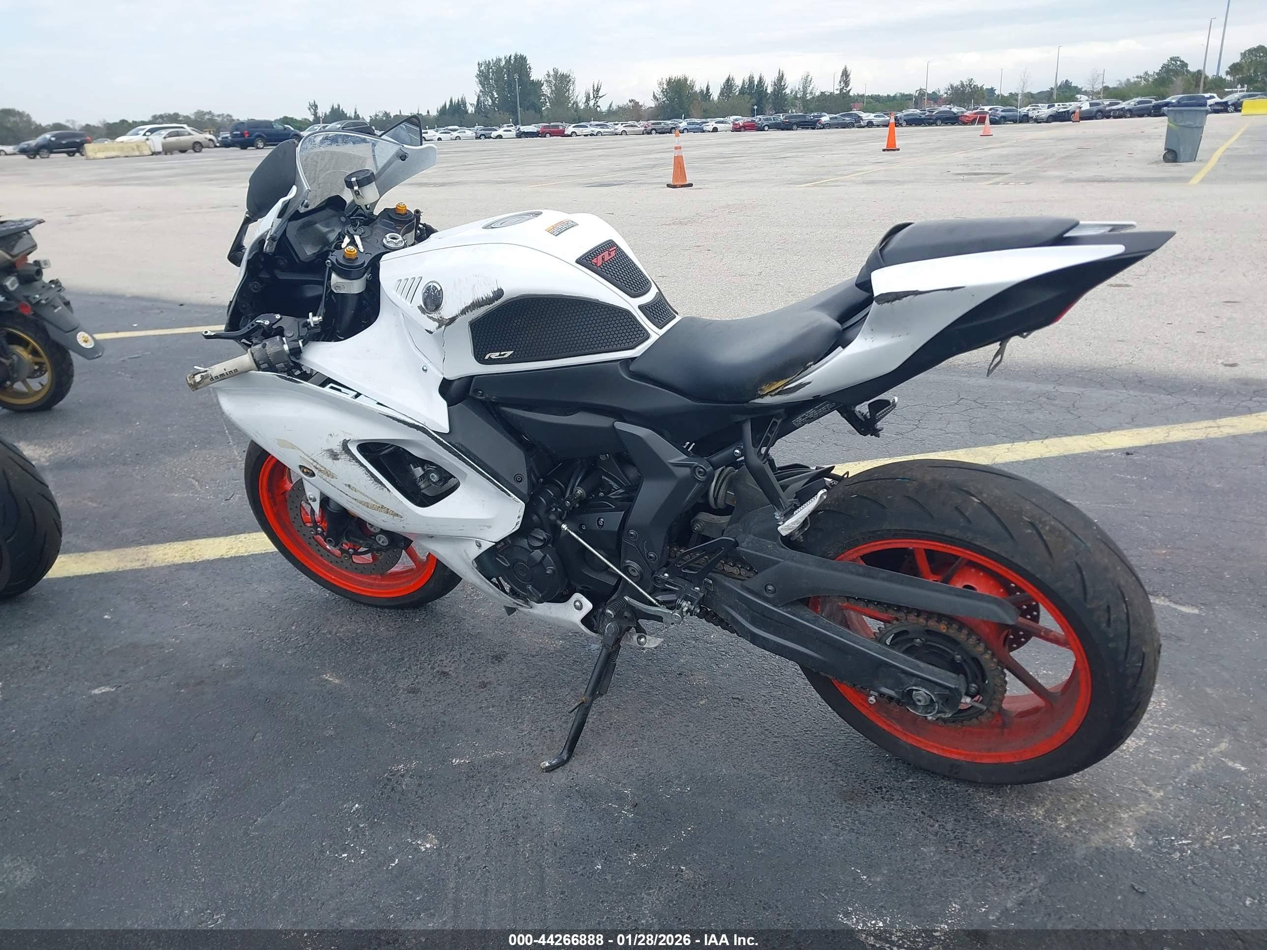YAMAHA YZFR7 image 3