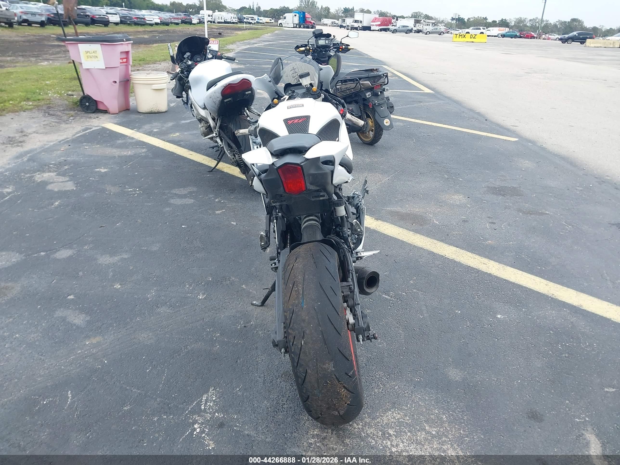 YAMAHA YZFR7 image 6